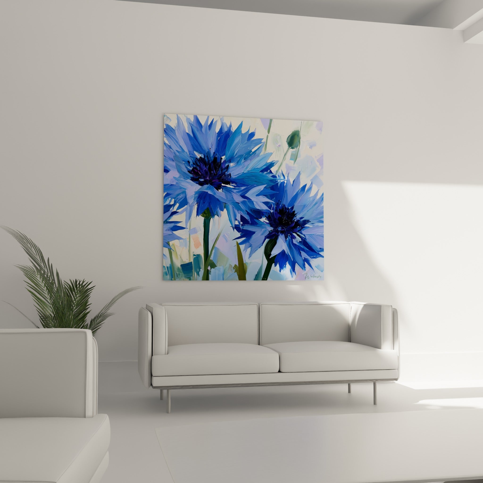 Pétales de bleuet bleu ciel et bleu marine au-dessus d'un canapé dans un salon lumineux