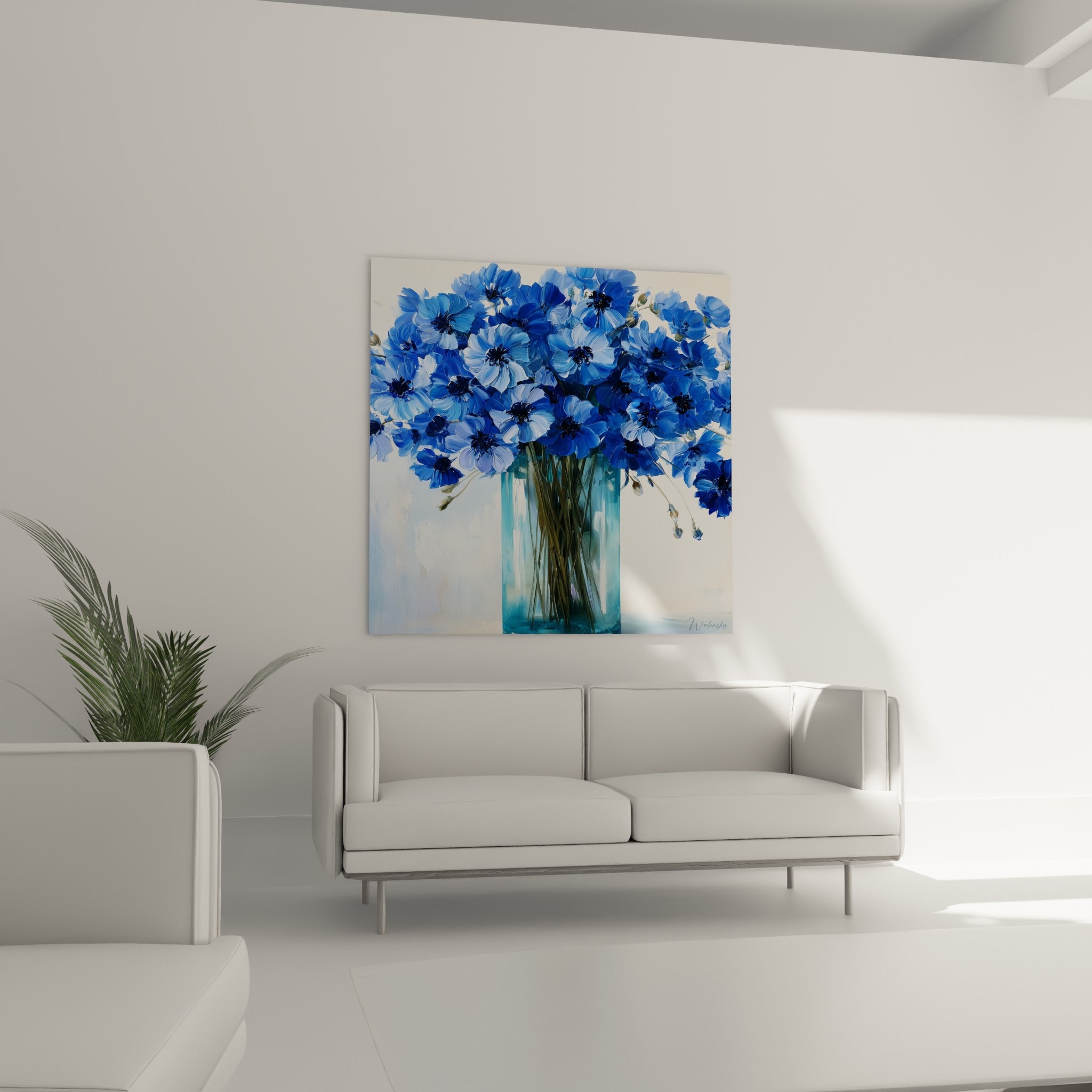 Fleurs de bleuet bleu roi et ivoire au-dessus d'un canapé dans un salon lumineux