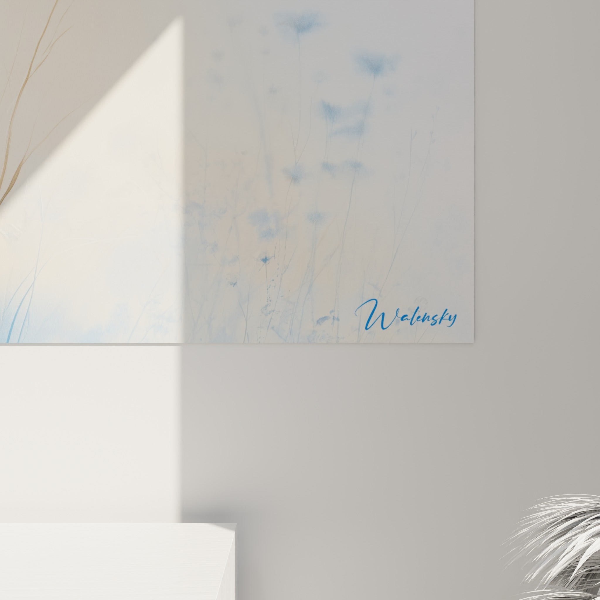 Grain délicat des pétales de bleuet bleu pastel et touches ocre à la lumière rasante