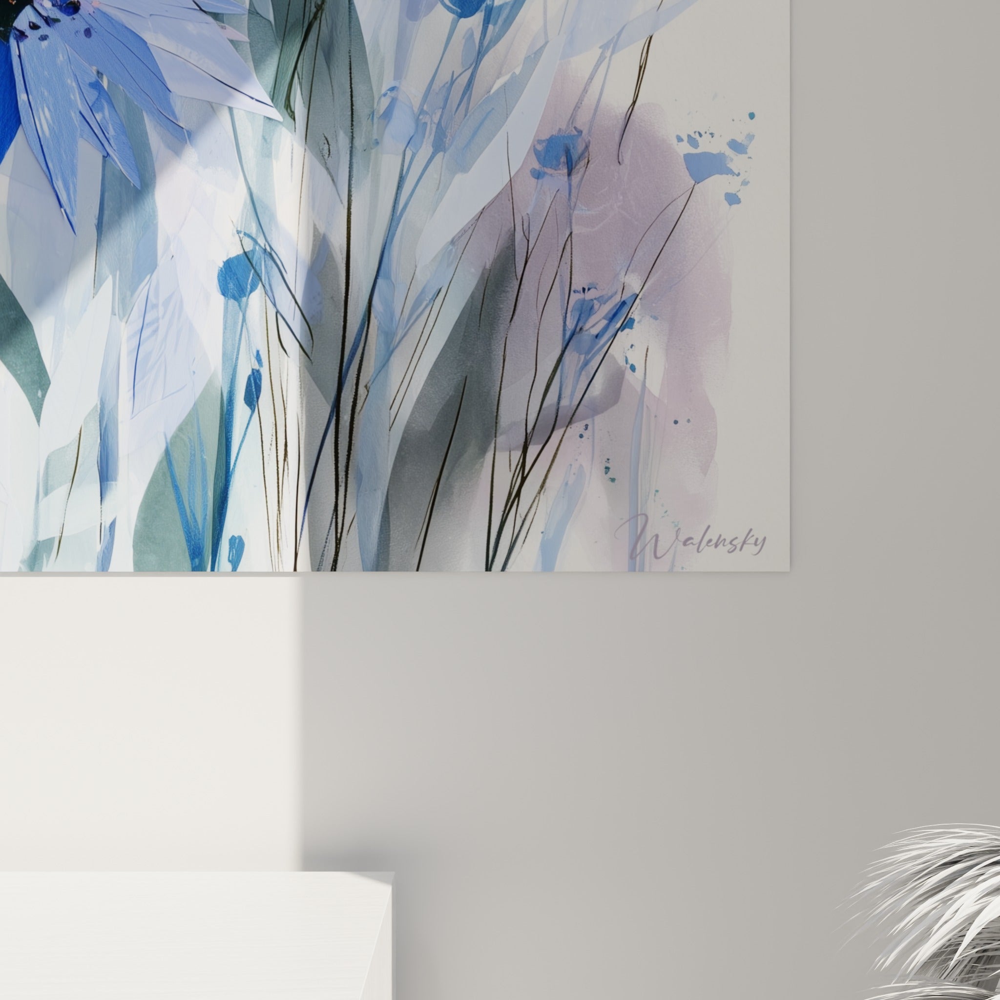 Détail des pétales de bleuet où le bleu marine et le gris bleuté se fondent en textures aquarellées