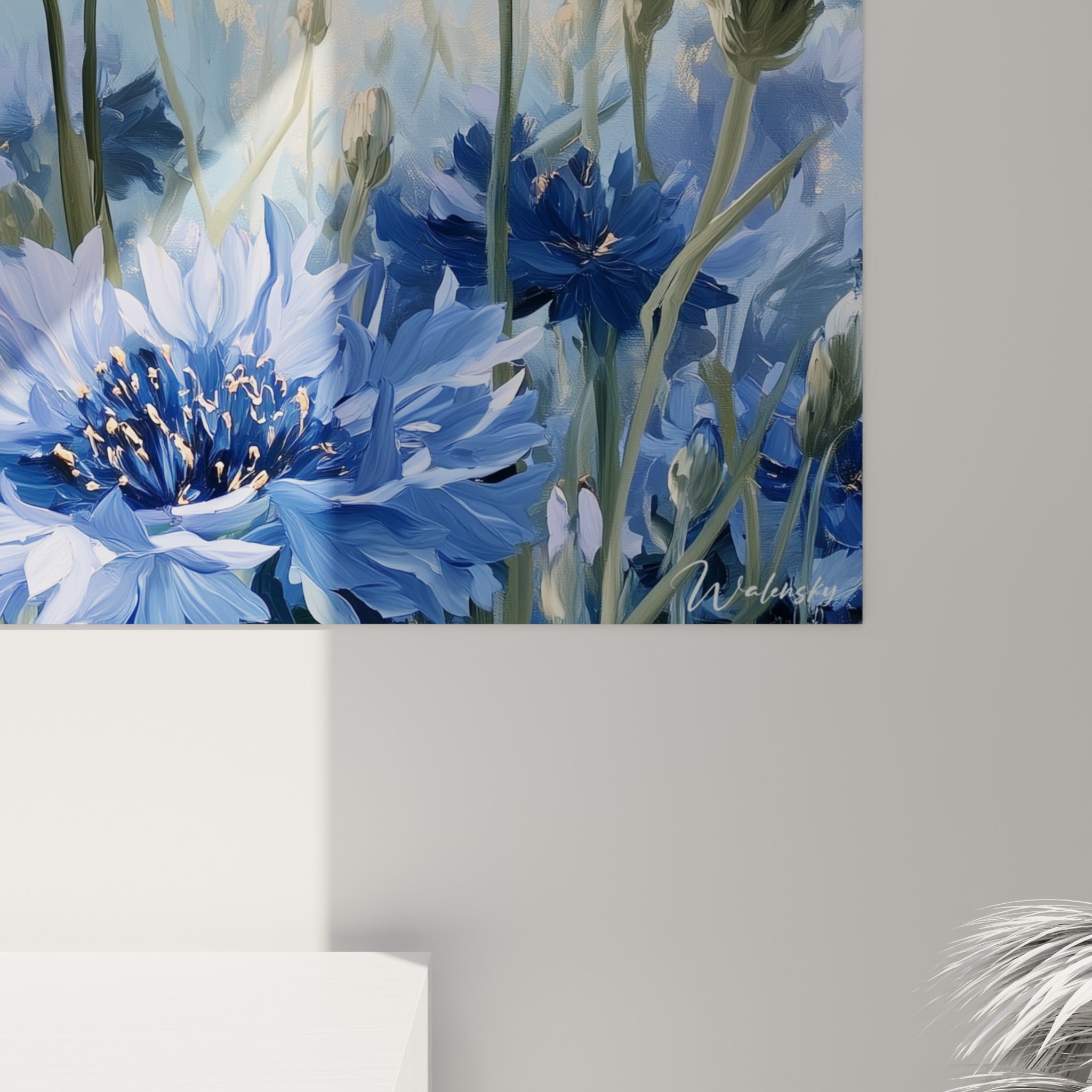 Empâtements bleu marine et touches dorées visibles de près sur la toile du tableau bleuet