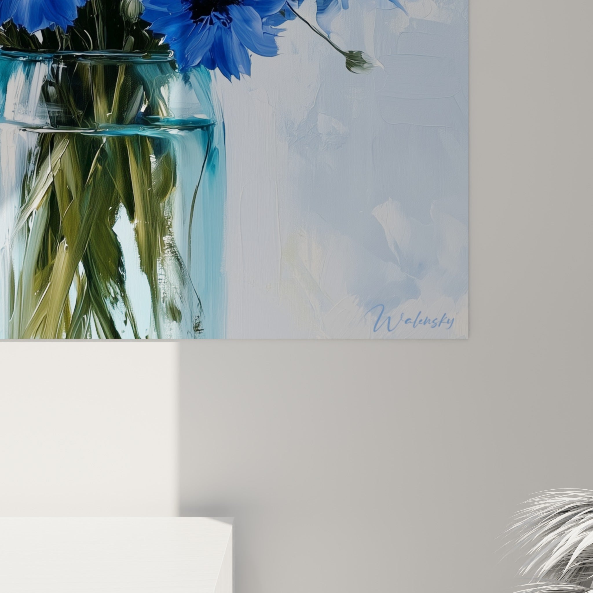 Empâtements bleu marine et bleu pastel du bleuet, coulures visibles sur la toile texturée