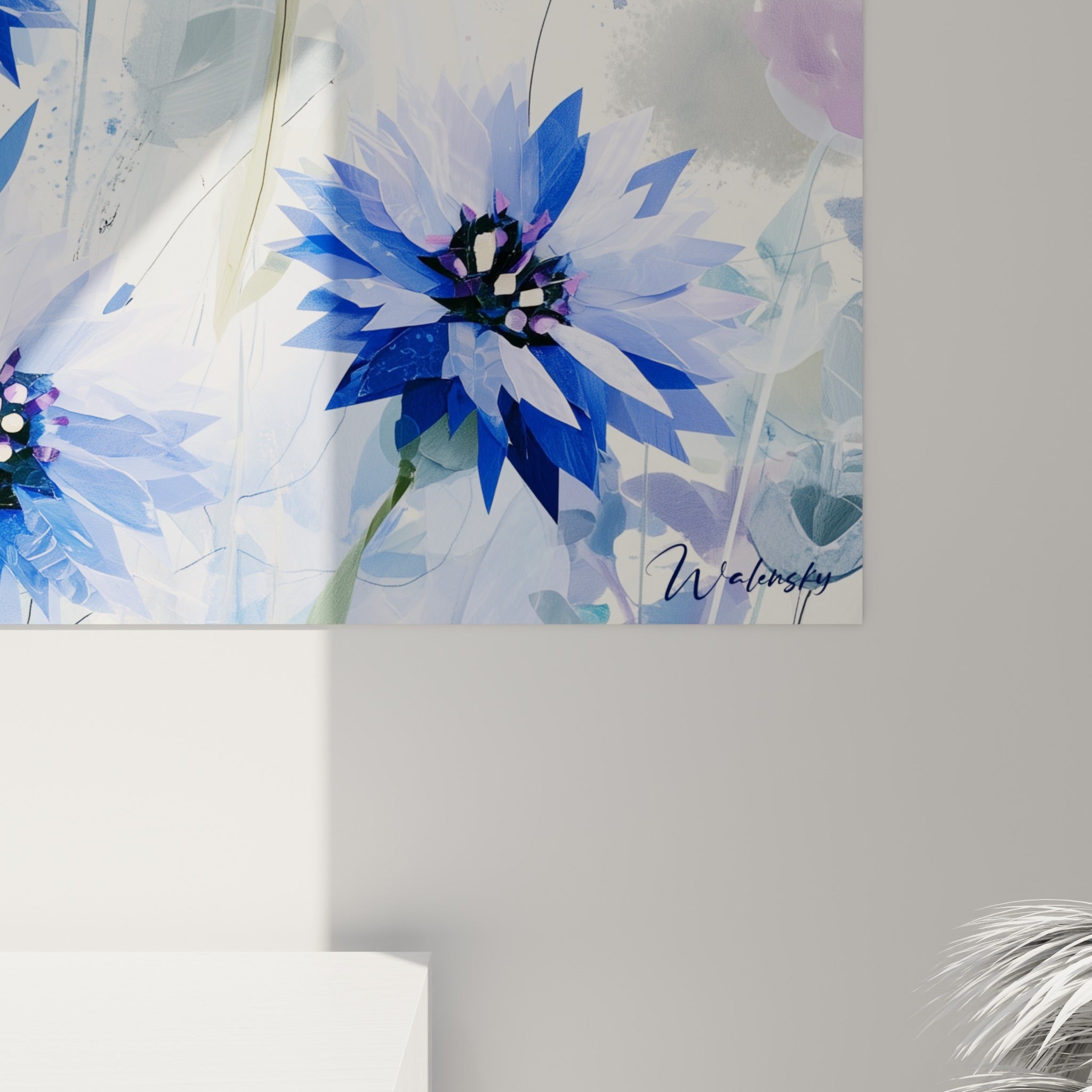 Empâtements bleu marine et blanc se touchant sur les pétales anguleux du bleuet en gros plan