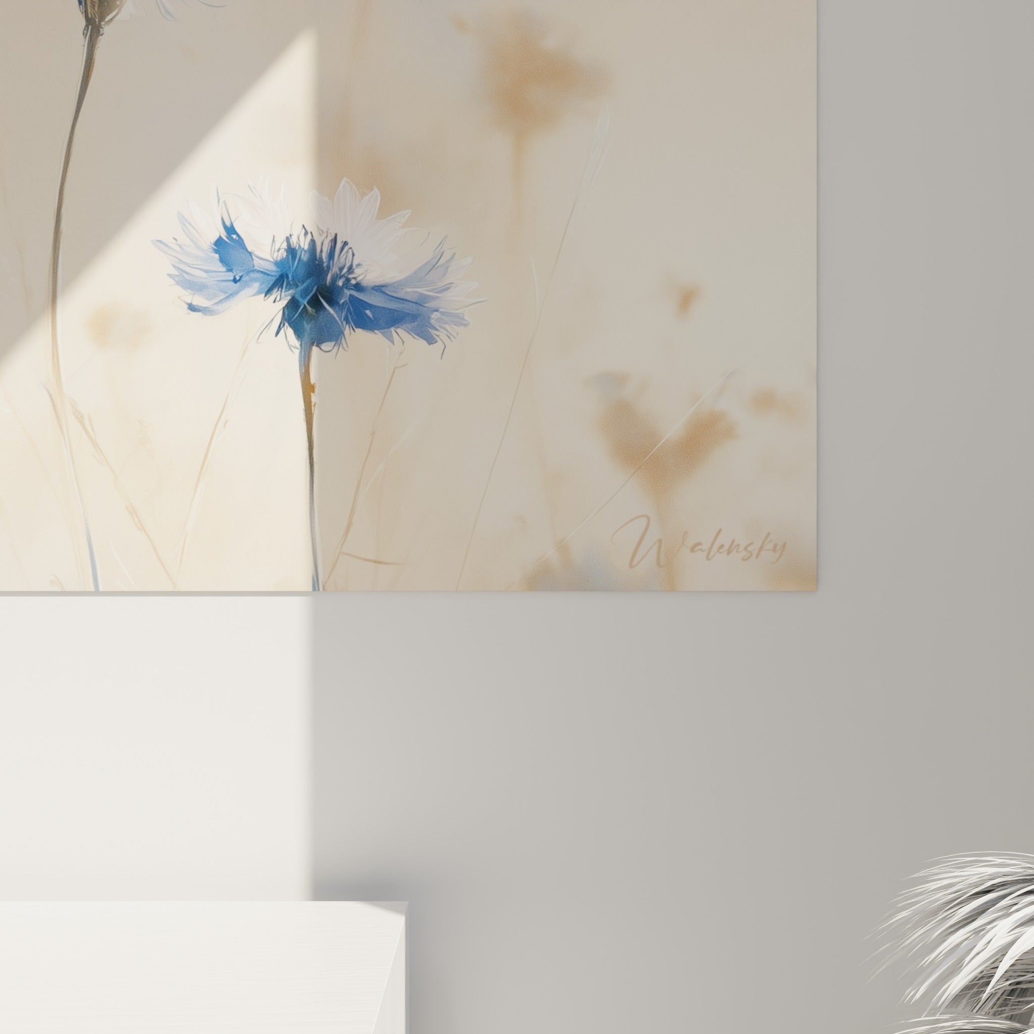 Matière aquarelle du bleuet en gros plan, empâtements bleus et coulures dorées visibles sur la toile