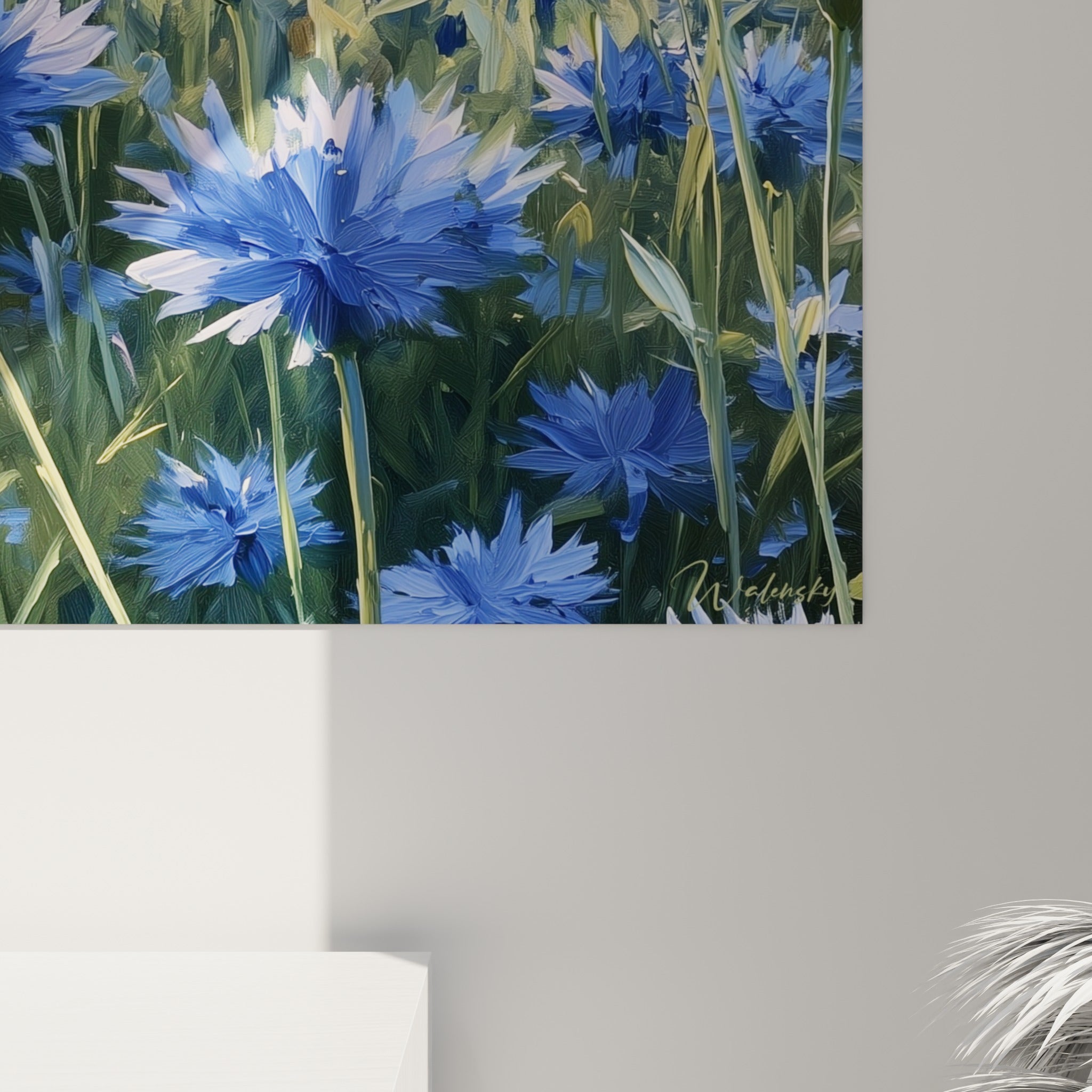 Empâtements de peinture bleu roi et doré révélant la matière texturée des pétales de bleuet