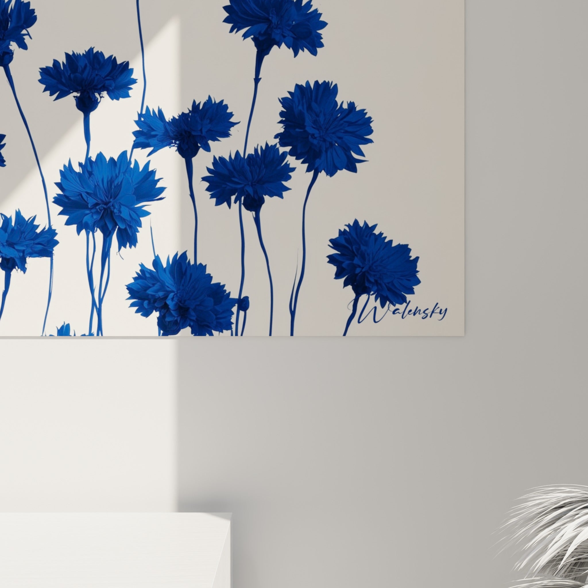 Pétales de bleuets bleu marine texturés, empâtements visibles sur fond ivoire granuleux