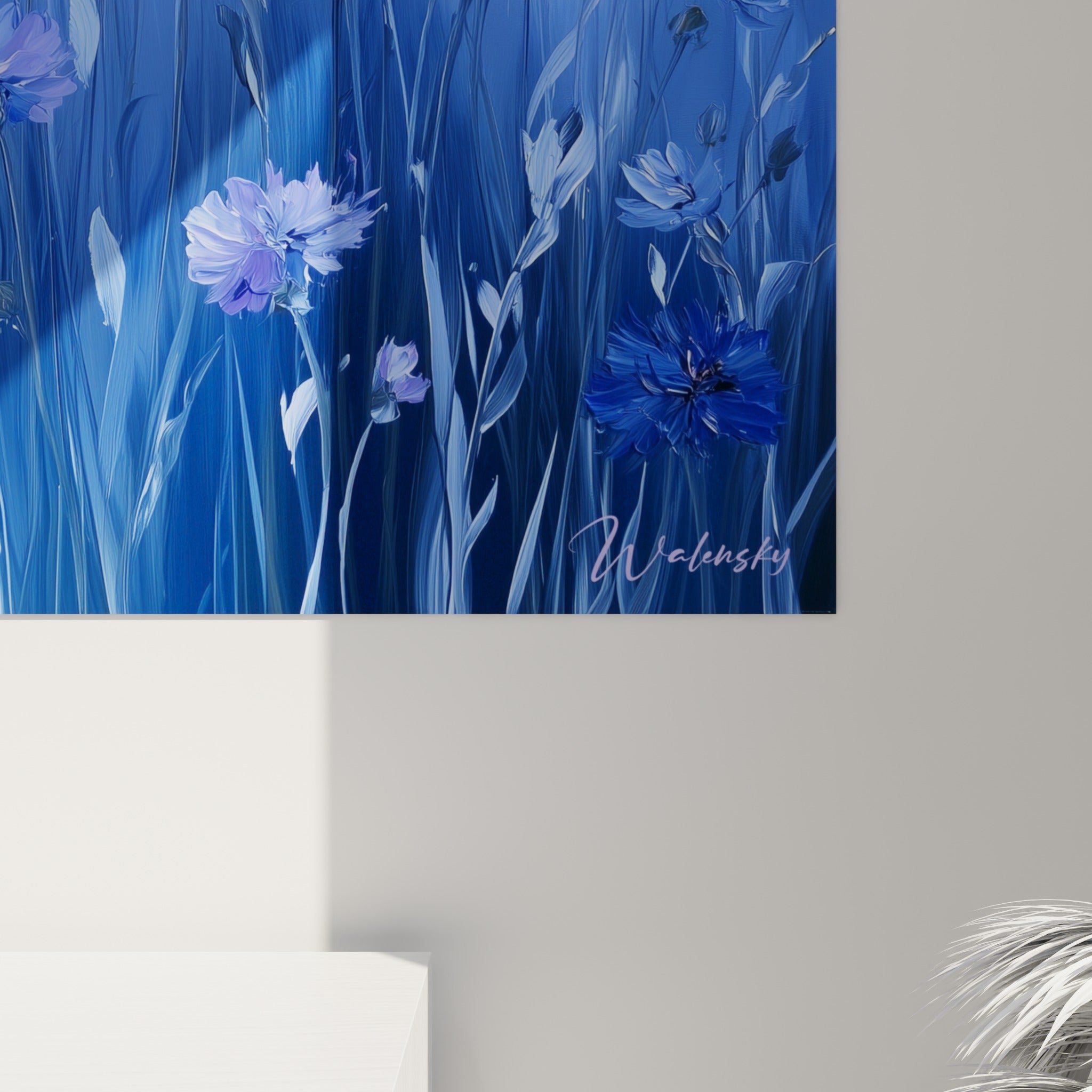 Détail des pétales de bleuet en empâtements bleu marine et mauve sur fond rosé dégradé
