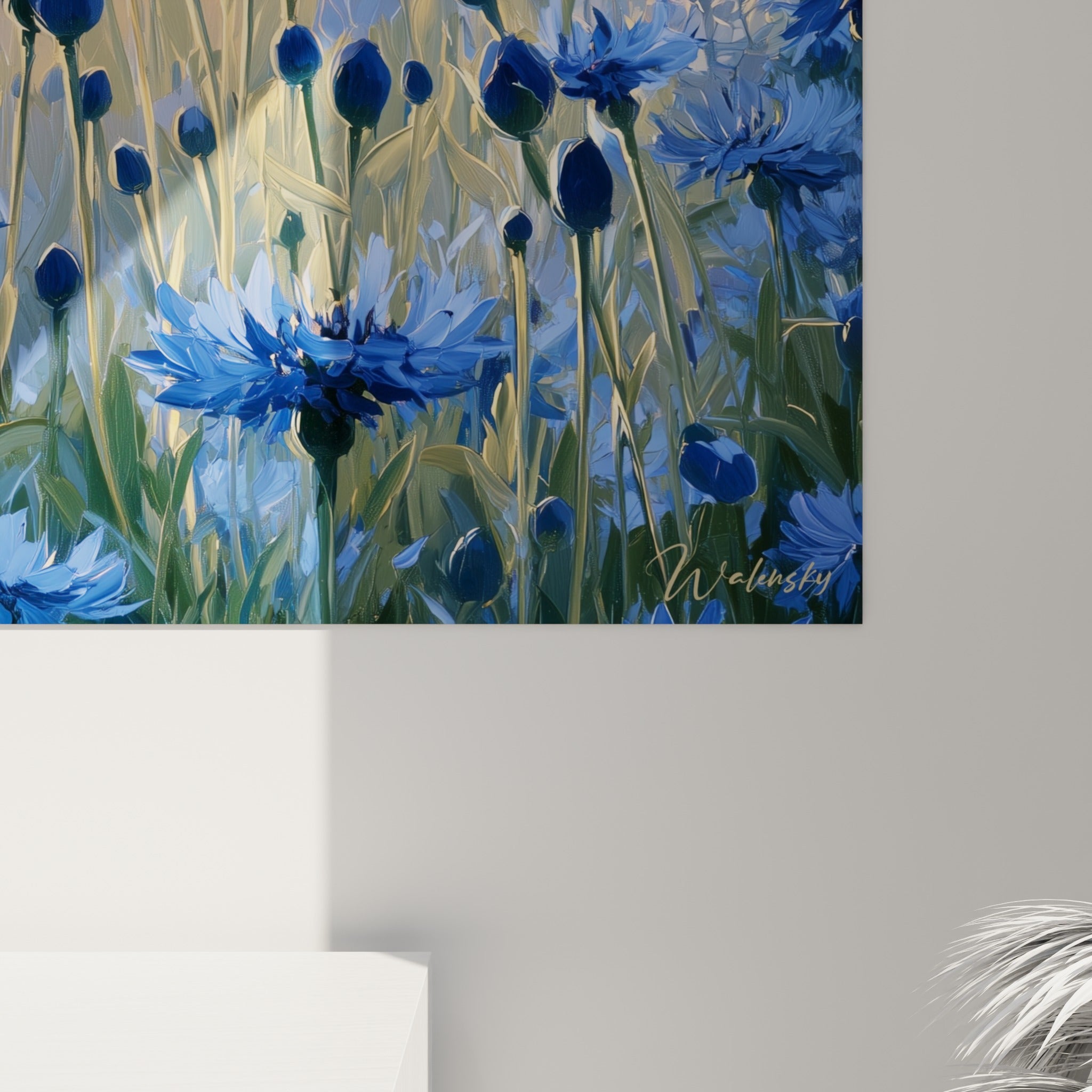 Pétales de bleuet bleu marine et touches ocre dorées, empâtements visibles sur la toile accrochée