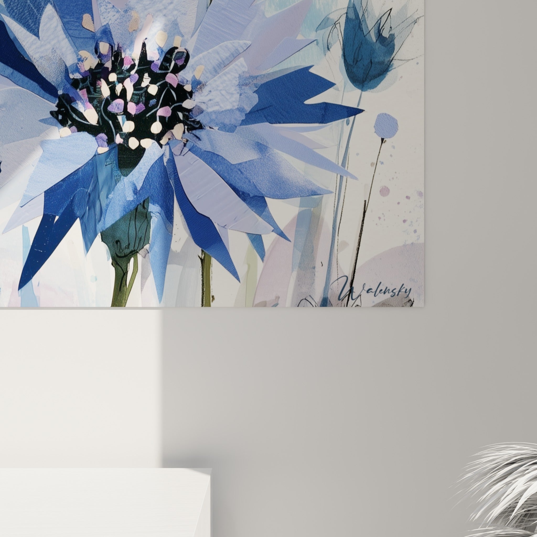 Pétales de bleuet en gros plan révélant les textures bleu marine, lavande et touches dorées