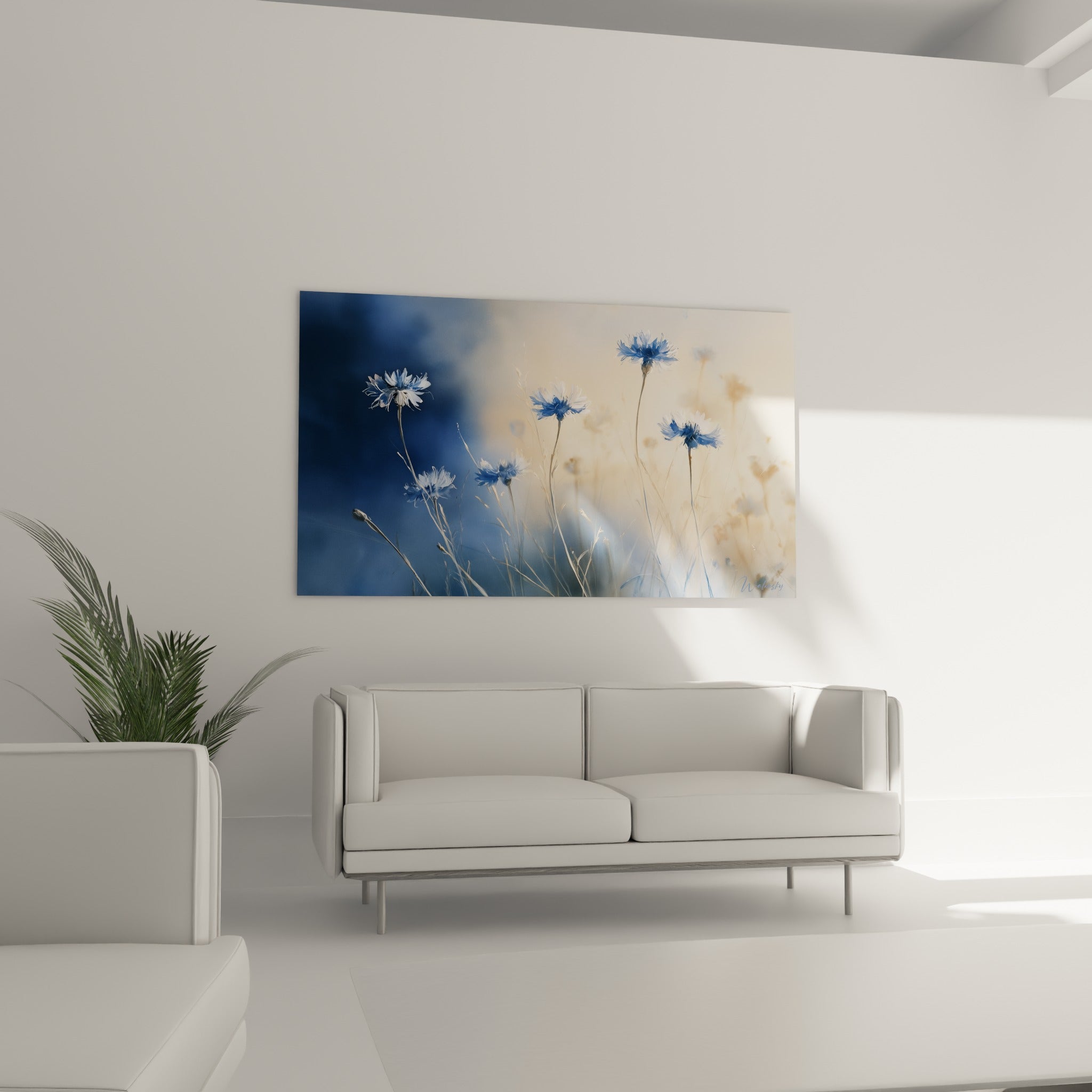 Tiges de bleuet bleu marine et blanc au-dessus d'un canapé dans un salon lumineux