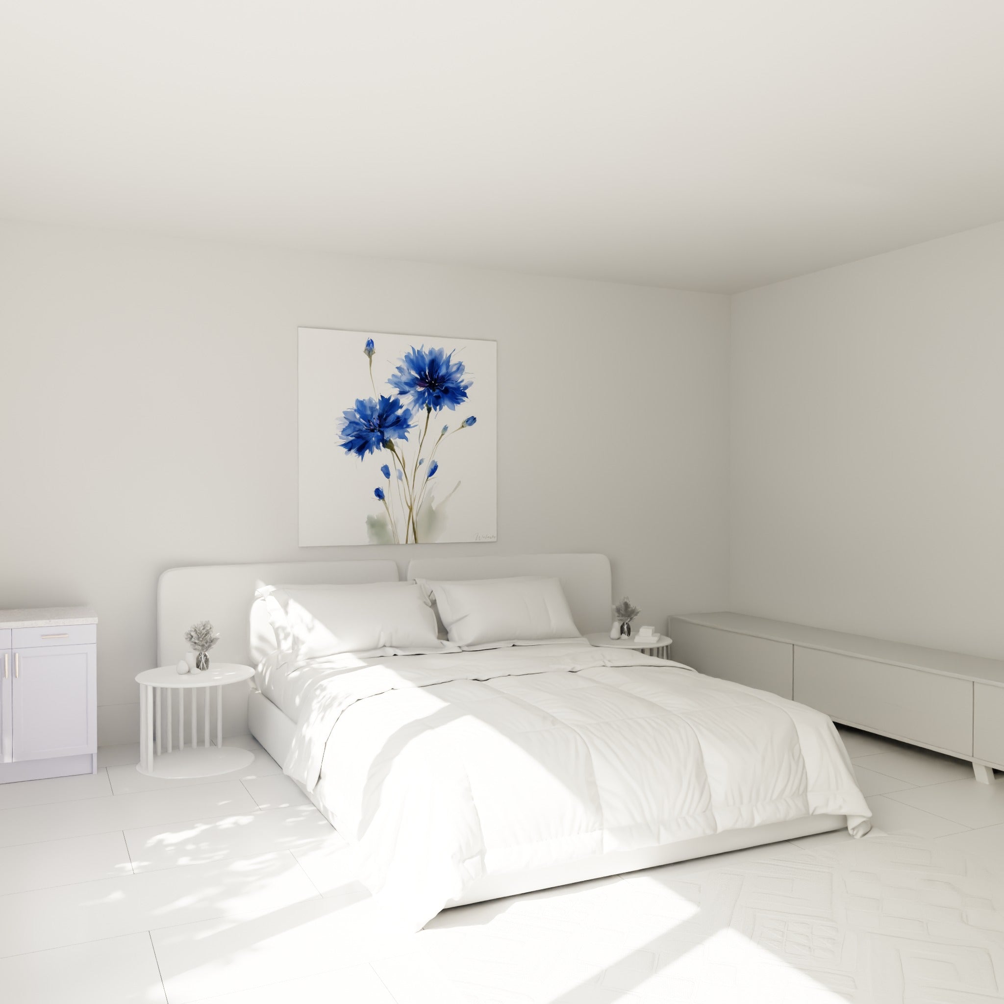 Bleuets bleu marine aux tiges ocre déployées au-dessus d'un lit dans une chambre claire