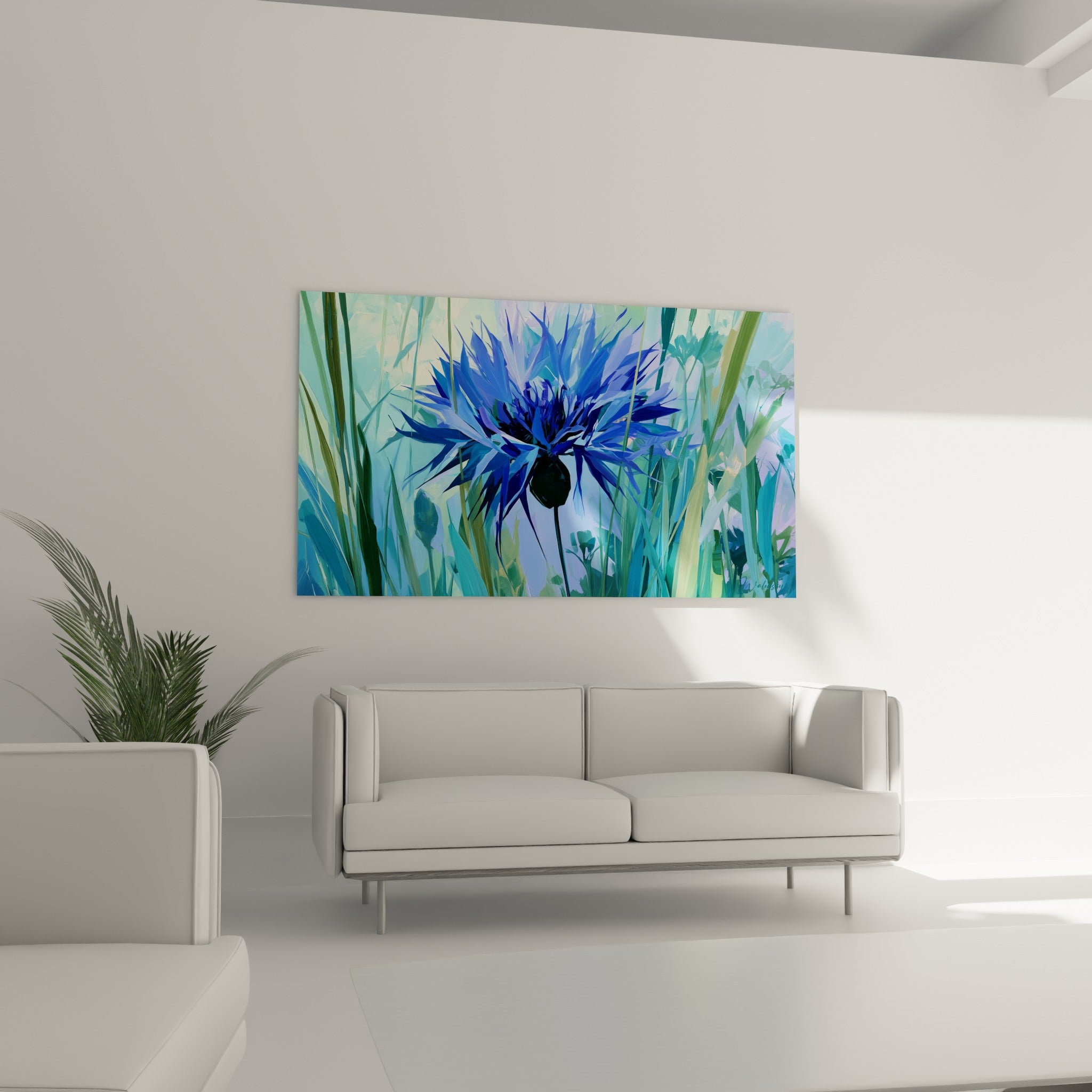 Pétales de bleuet turquoise et bleu lavande installés au-dessus d'un canapé dans un salon lumineux
