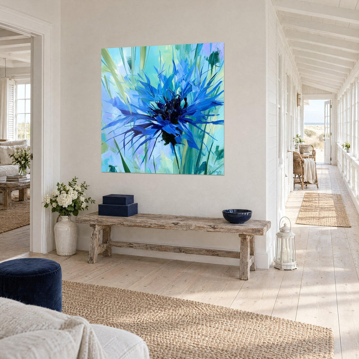 Tableau fleur aux longs pétales effilés bleu roi sur fond vert menthe, cœur noir, au bout d'un couloir lumineux