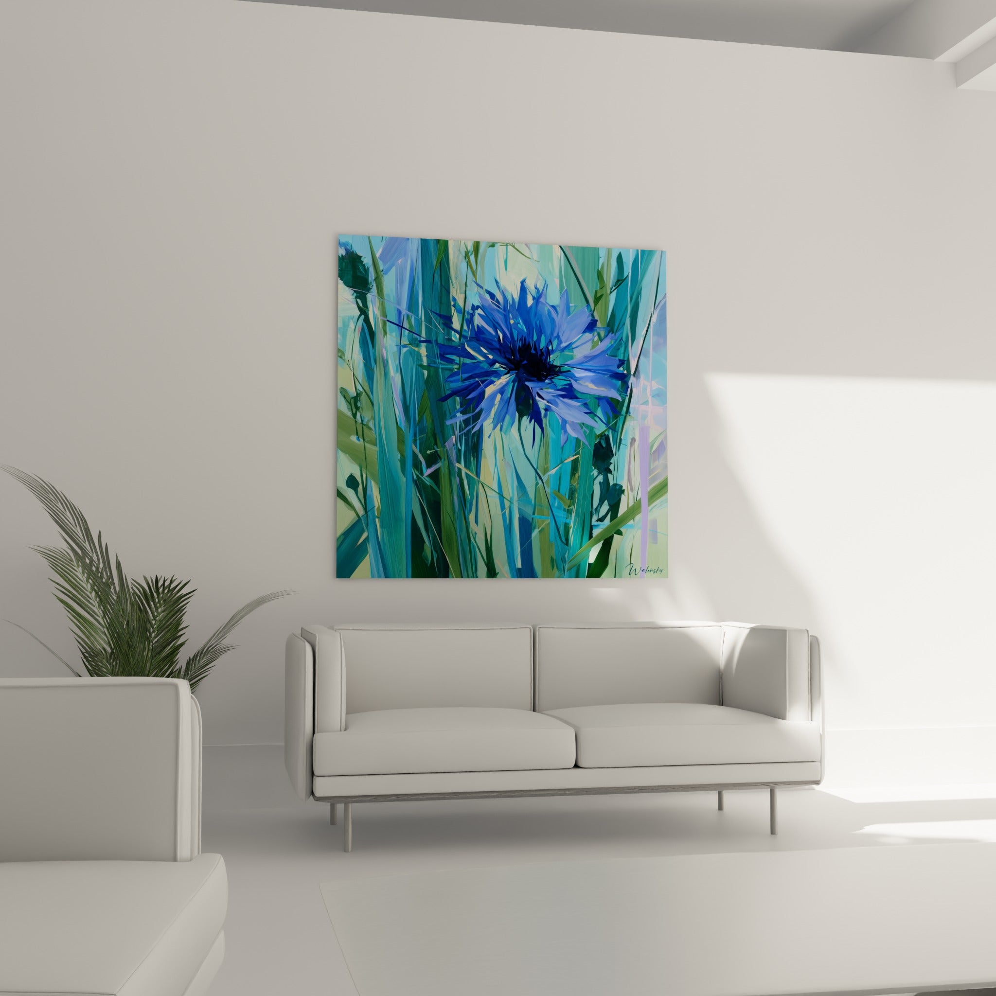 Fleur de bleuet turquoise et bleu profond au-dessus d'un canapé dans un salon lumineux