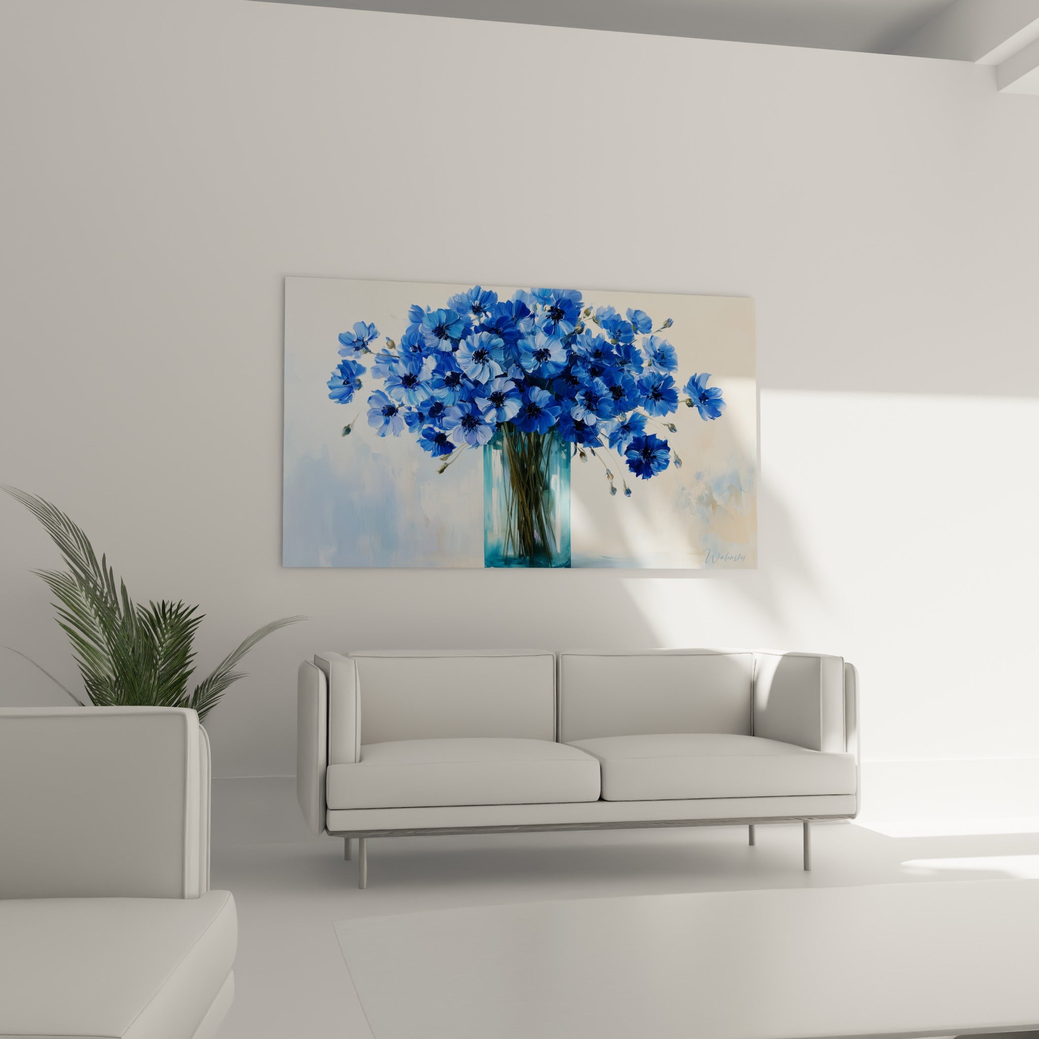 Bleuets bleu pastel et vase turquoise translucide, disposés au-dessus d'un canapé dans un salon lumineux