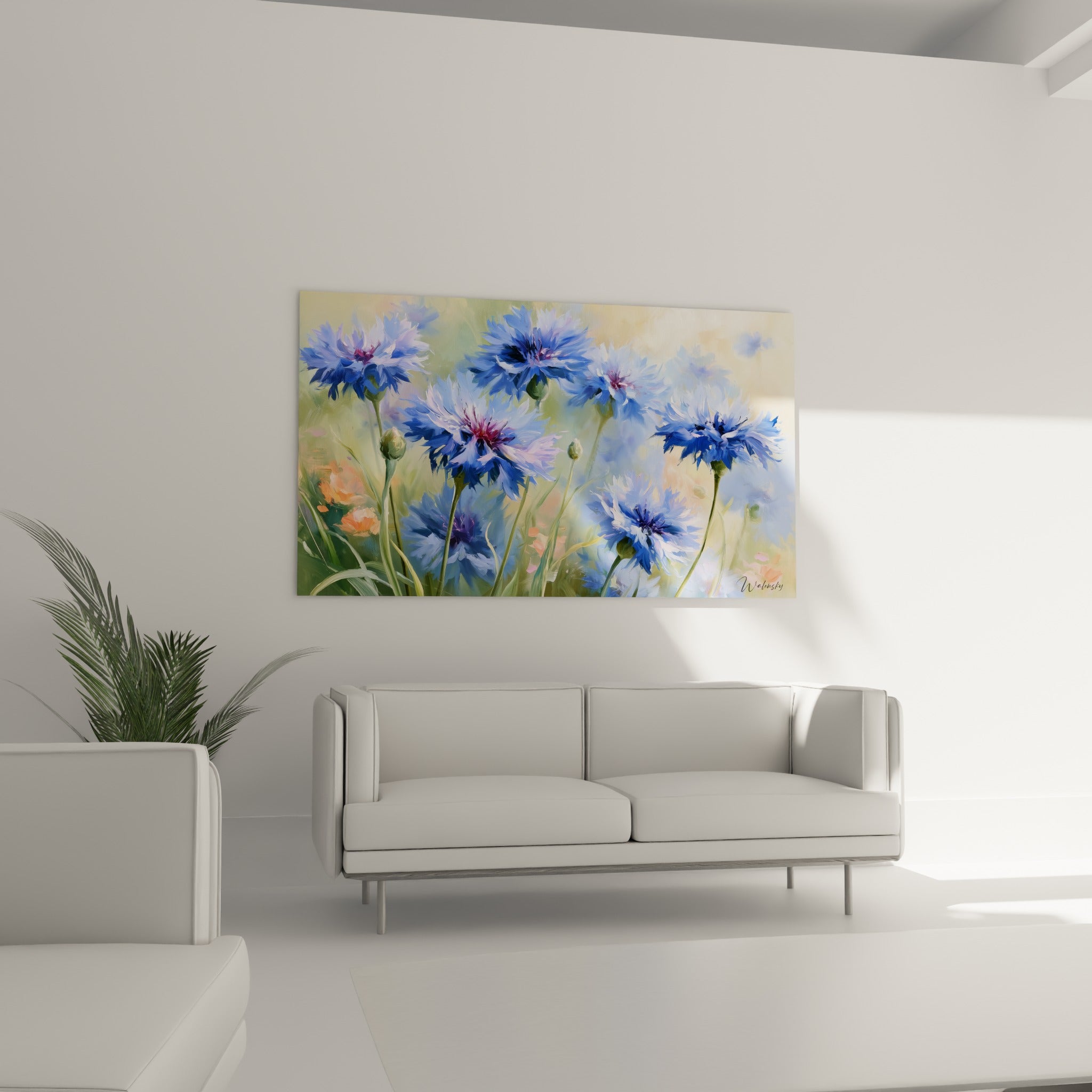 Bouquet de bleuets bleu marine et vert sauge en pleine floraison, au-dessus d'un canapé dans un salon lumineux