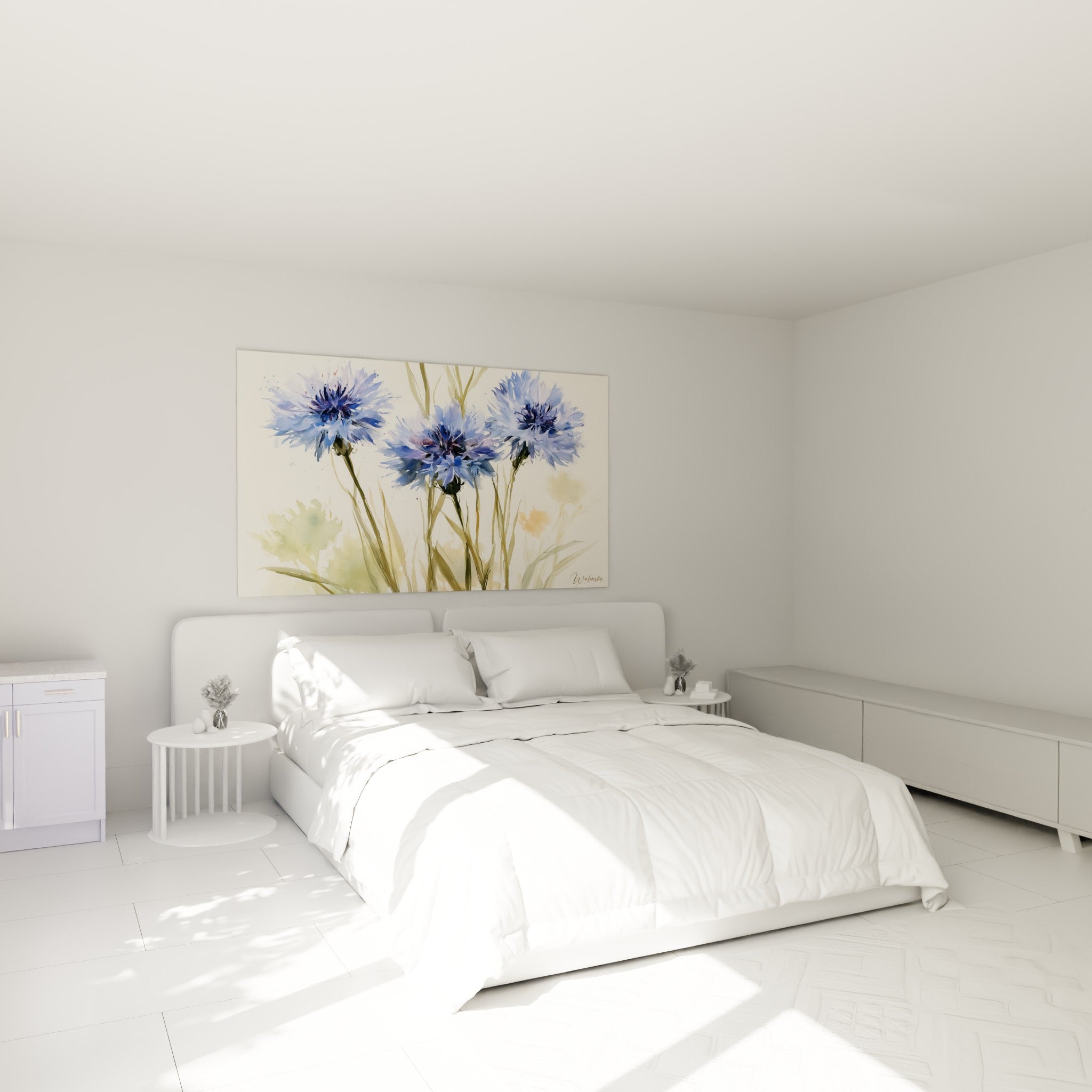 Bleuets bleu marine aux tiges vert sauge au-dessus d'un lit dans une chambre claire