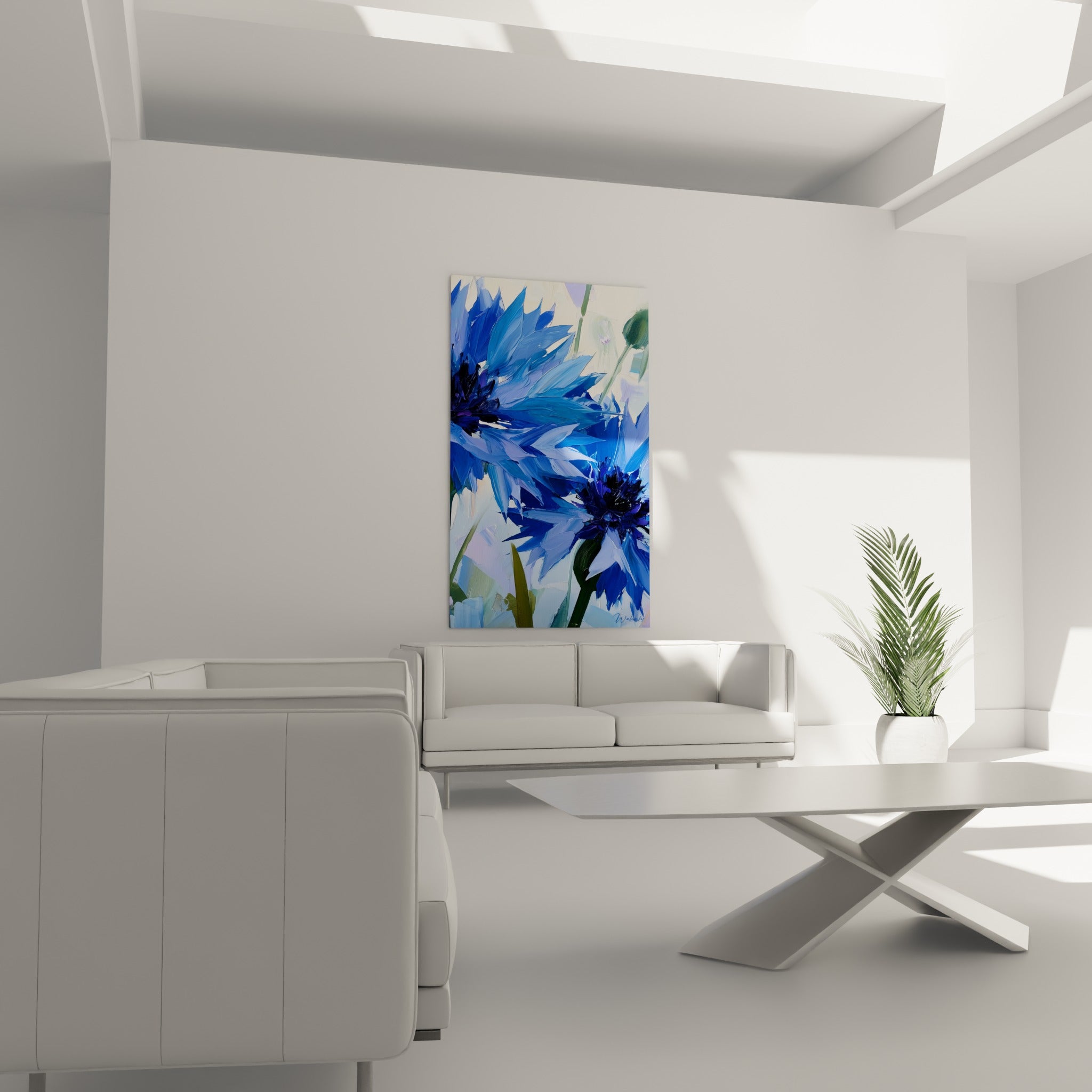 Bouquet de bleuets bleu ciel et vert tendre au-dessus d'un canapé dans un salon lumineux