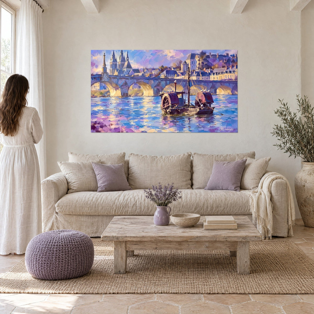 Tableau pont de pierre aux arches ocre sur une Loire bleu cobalt et lilas, bateau à roues, au-dessus d'un canapé dans un salon lumineux