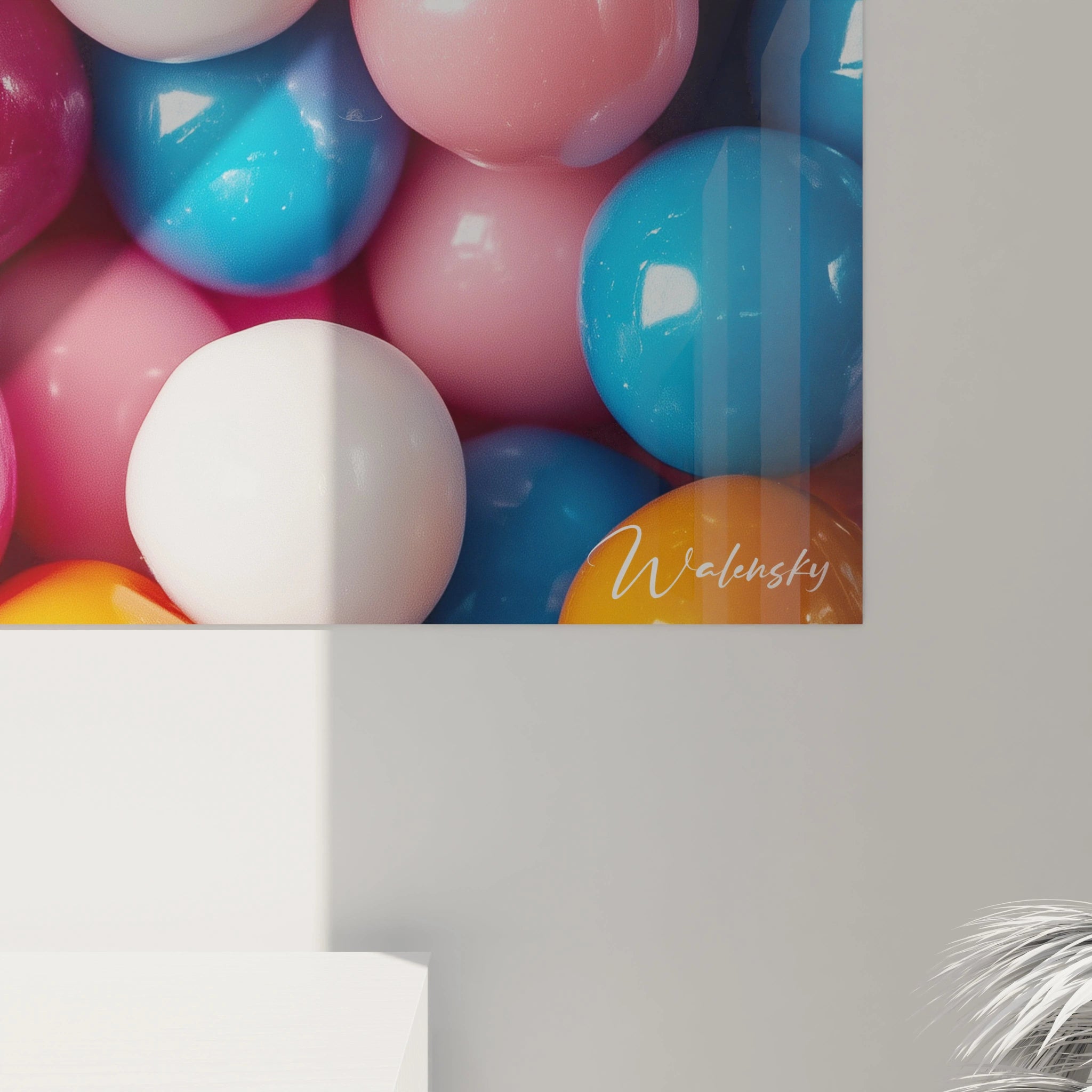 Un tableau bonbon regroupant des boules colorées, majoritairement roses, bleues, oranges et blanches, affichant un aspect brillant et une juxtaposition serrée sur la surface.