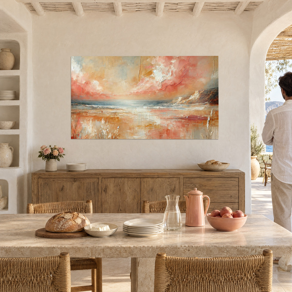 Quadro spiaggia iridescente con pennellate a spatola arancio bruciato e beige, mare argentato, di fronte a una tavola apparecchiata accanto a un uomo di spalle