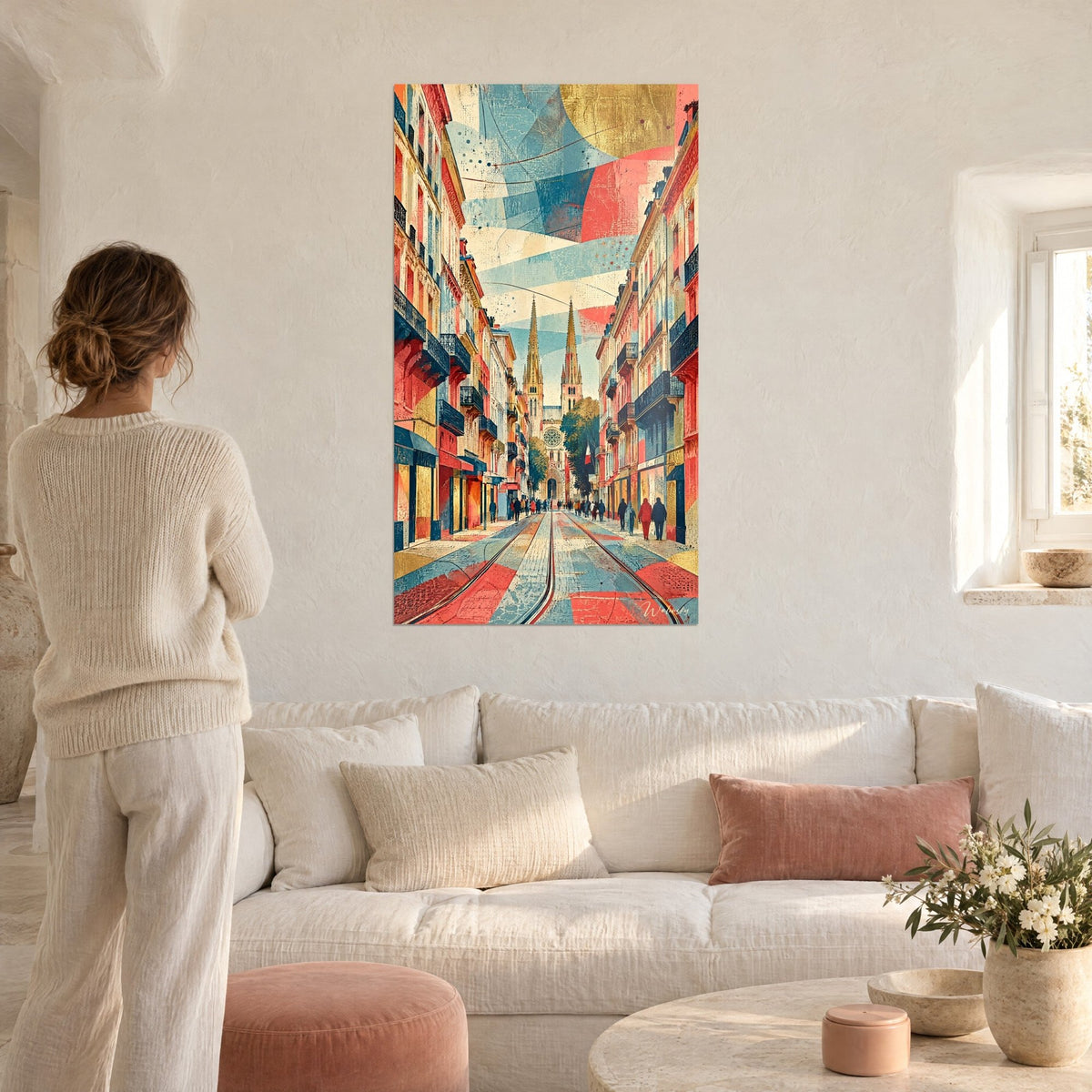 Gemälde Bordelaiser Gasse mit goldenen gotischen Türmen, korallenrote und himmelblaue Fassaden, über einem Sofa in einem hellen Wohnzimmer