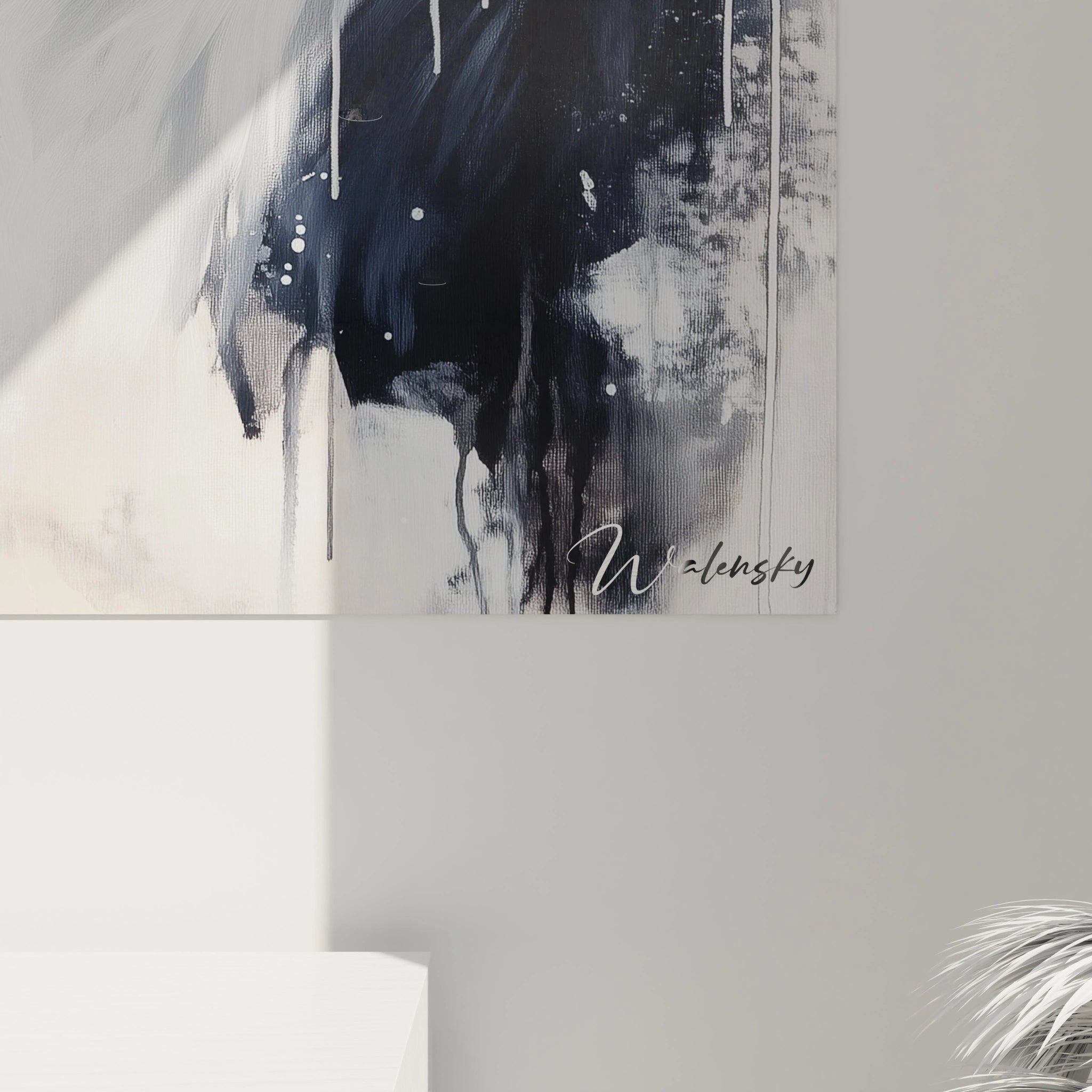 Un tableau border collie de style contemporain présentant la tête d'un chien en noir et blanc. Textures variées dans le rendu du pelage, regard intense et fond beige clair avec effets de peinture diluée.