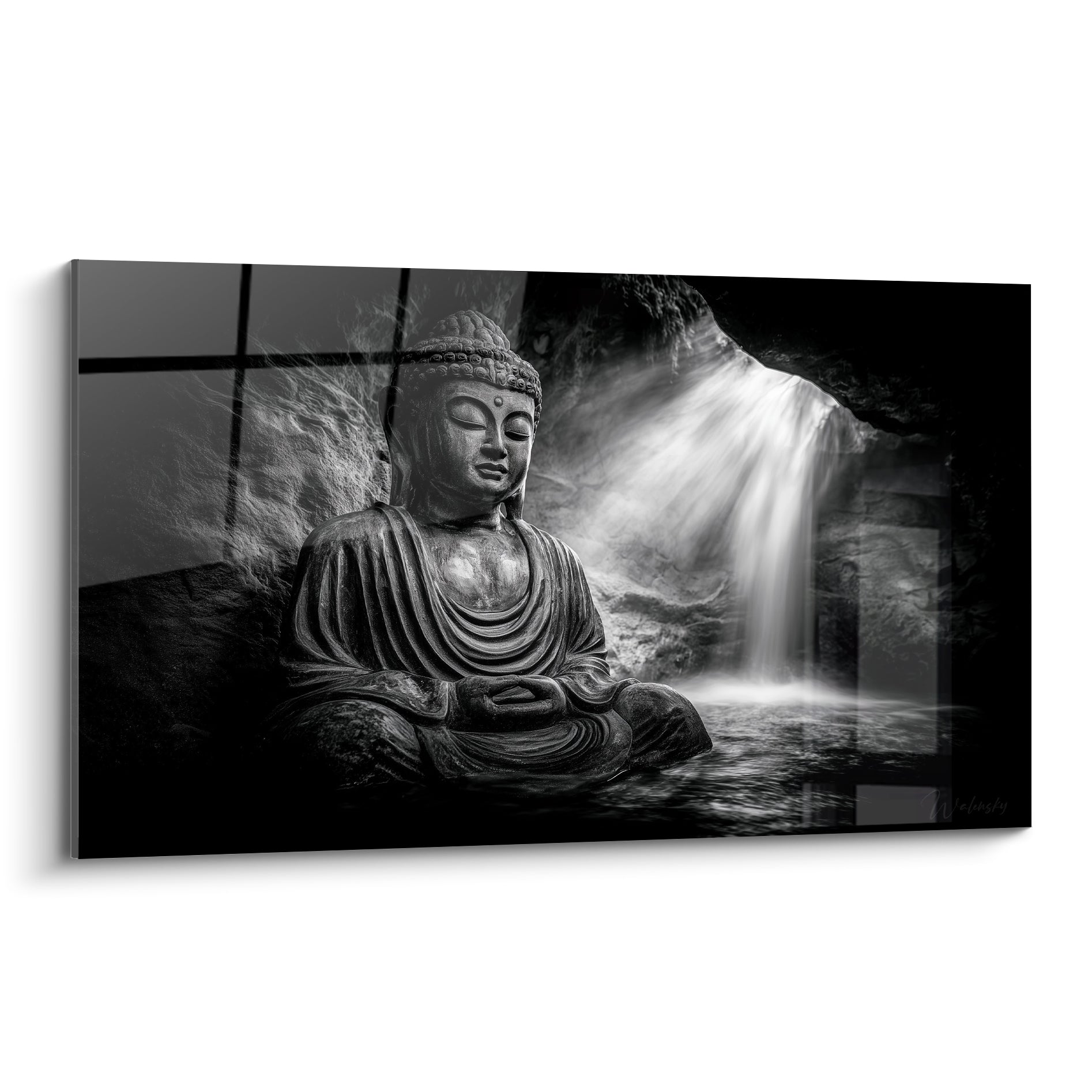Bouddha en pierre grise assis en méditation devant une cascade blanche jaillissante