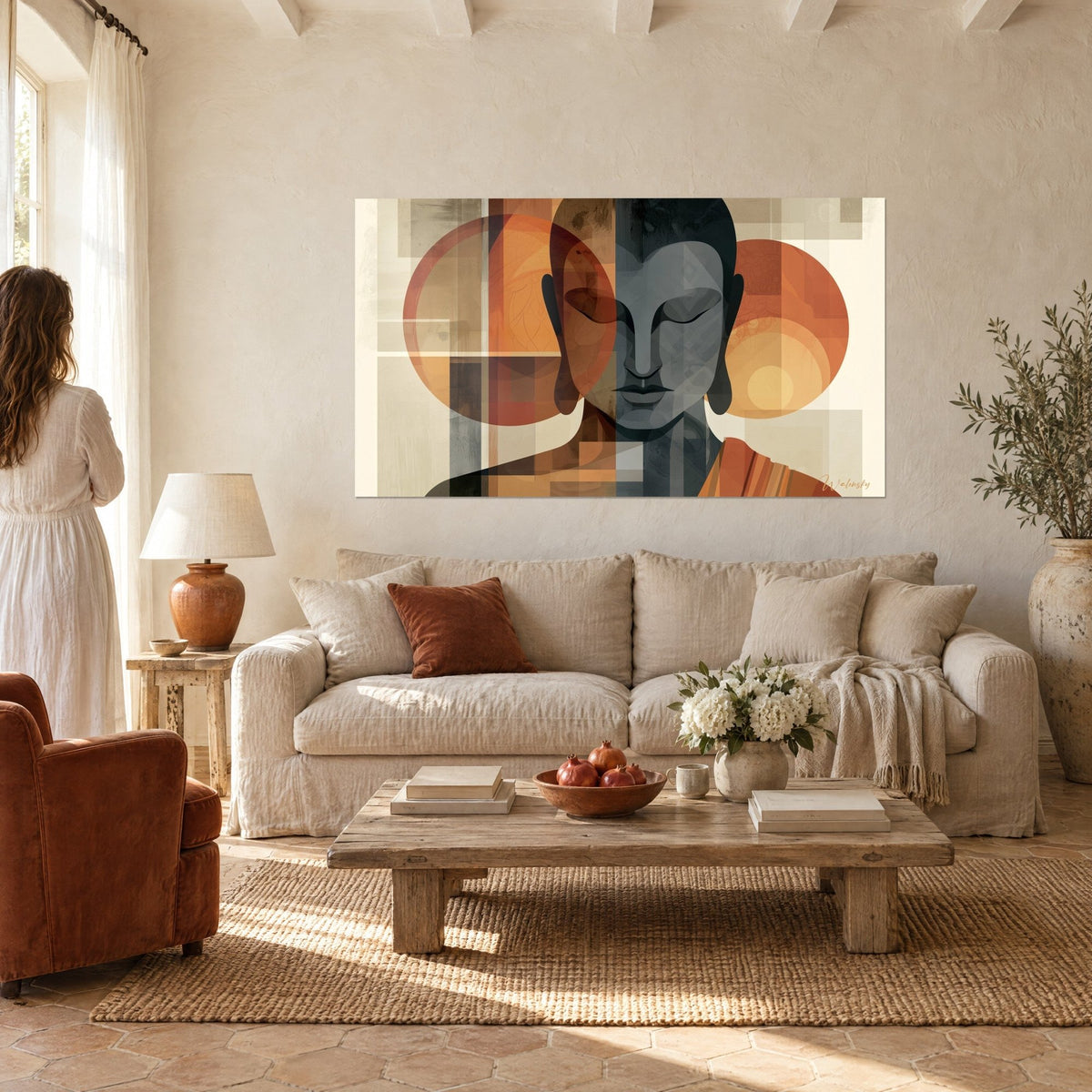Tableau visage de Bouddha anthracite et orange, cercles superposés sur damier ivoire, au-dessus d'un canapé dans un salon lumineux