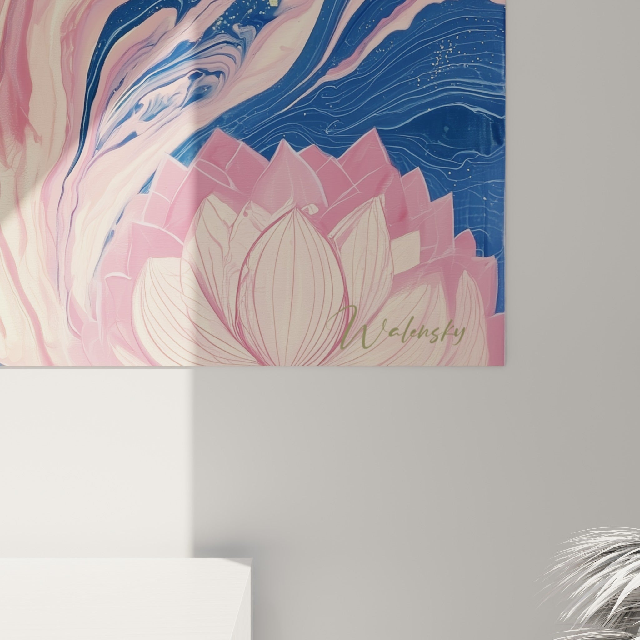 Coulures dorées et marbrures roses se mêlant au bleu marine sur la toile de ce Bouddha en gros plan