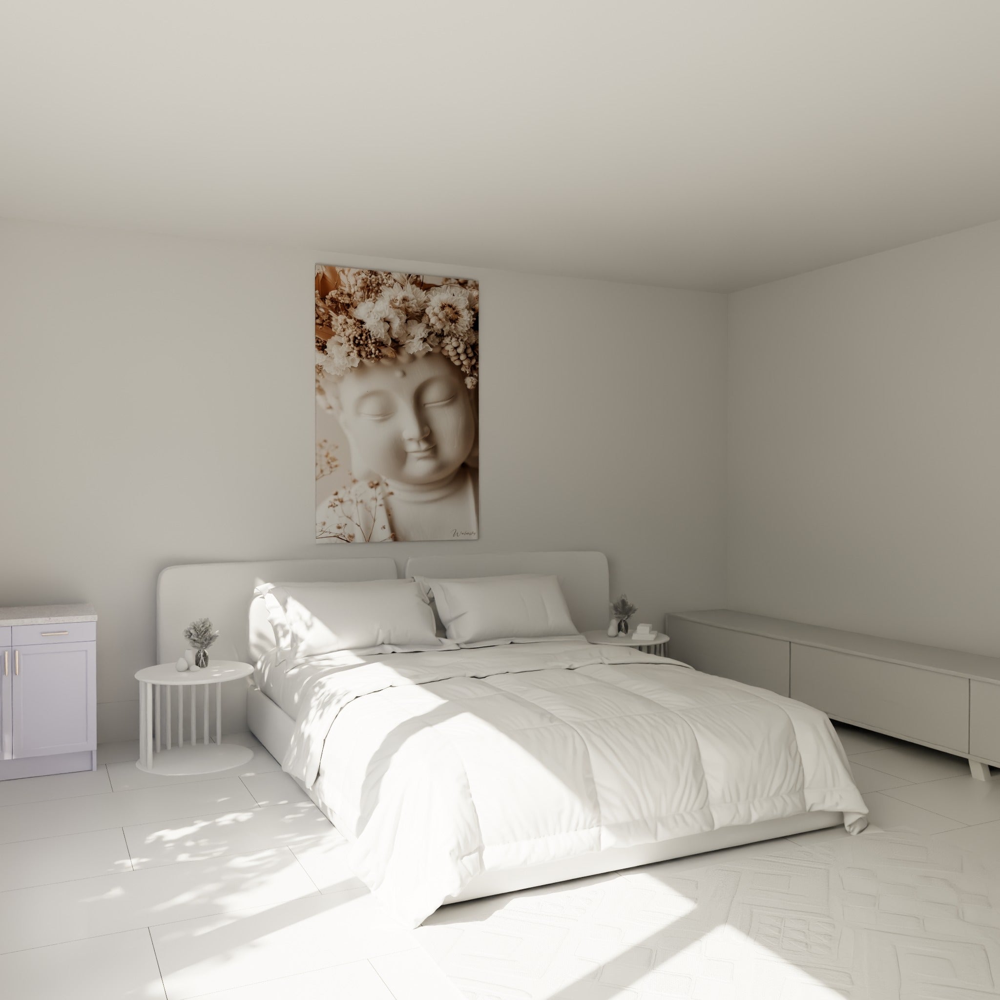 Visage de Bouddha ivoire fleuri en beige, accroché au-dessus d'un lit dans une chambre claire