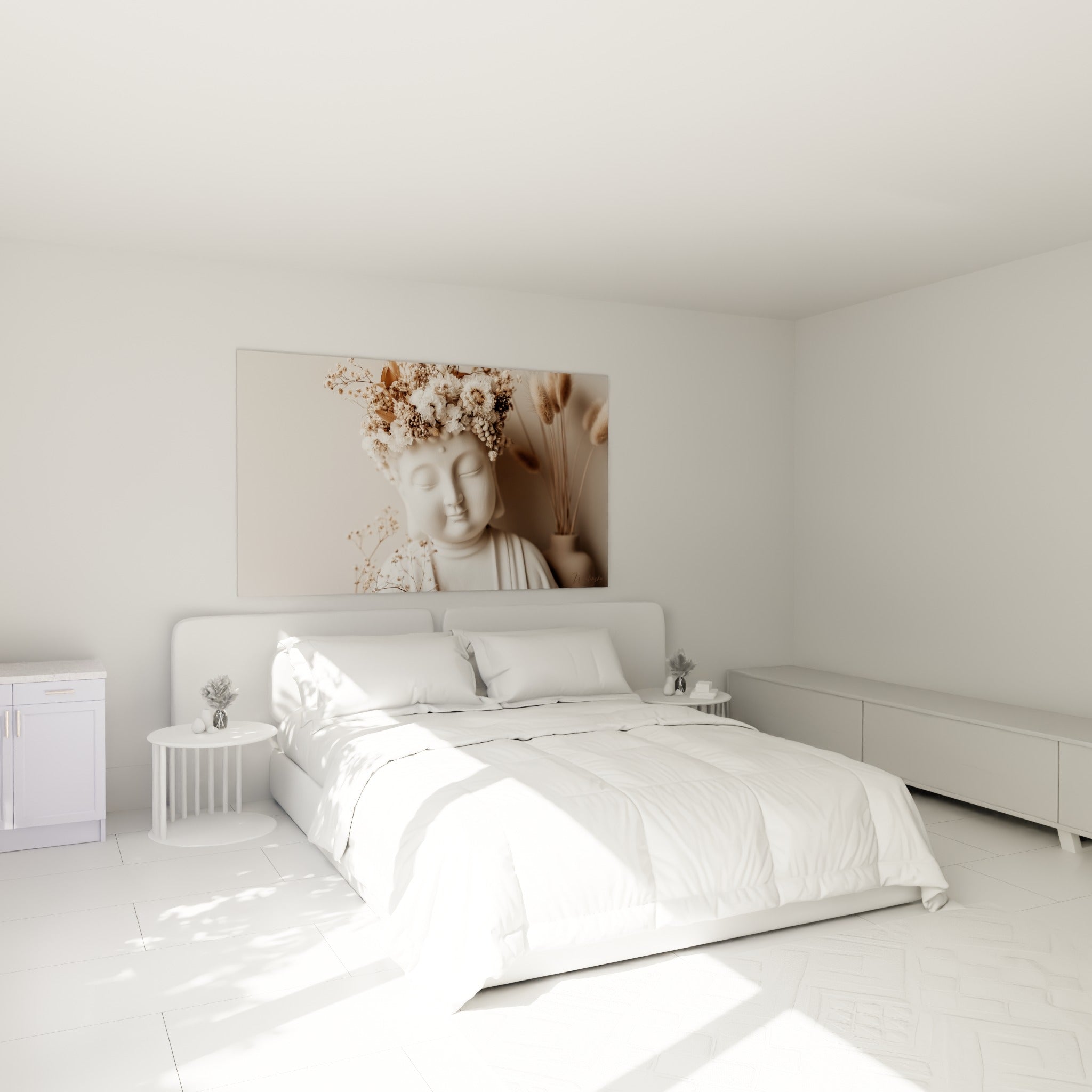 Bouddha blanc paré d'une couronne florale beige, au-dessus d'un lit dans une chambre claire