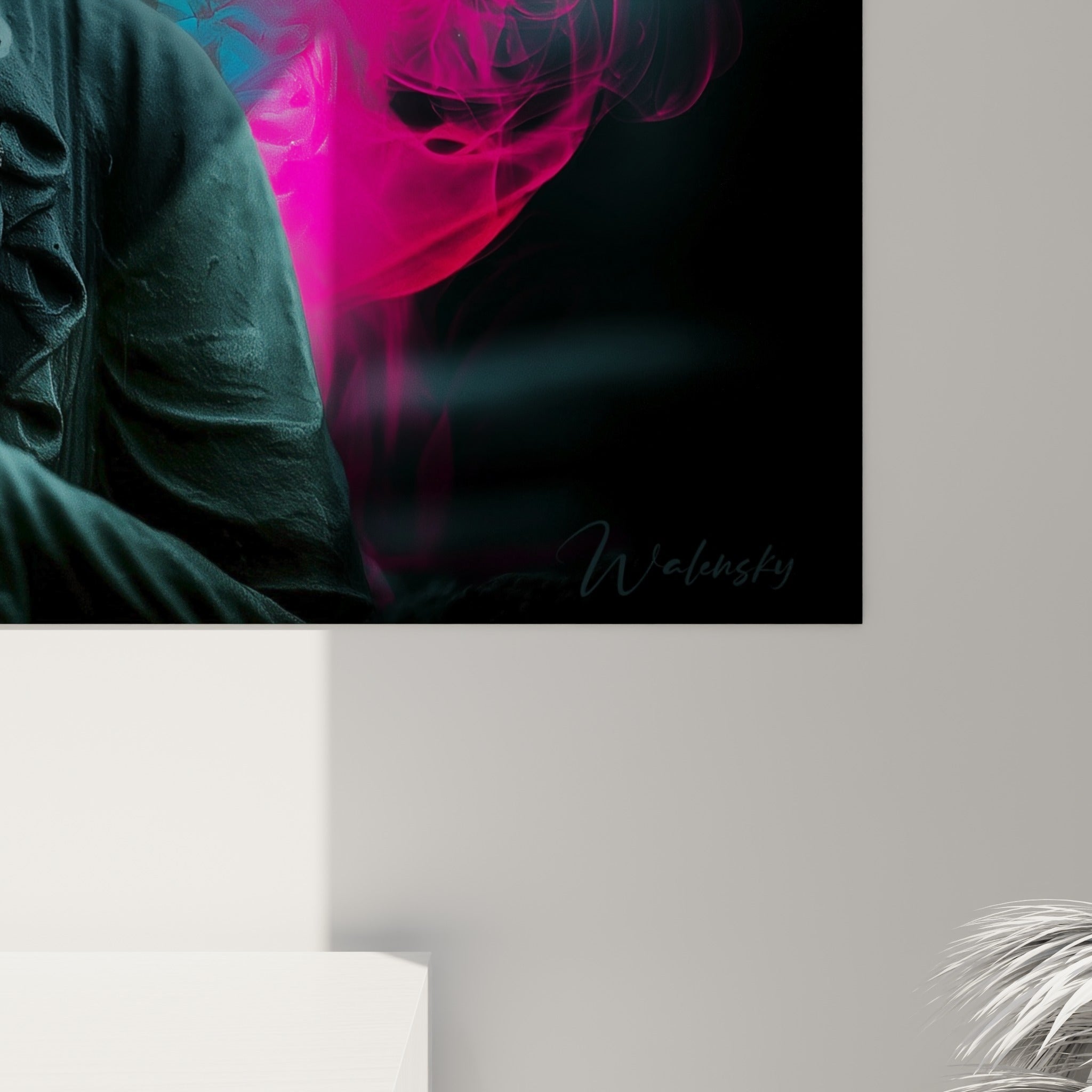 Détail du halo fuchsia et doré autour de la tête du Bouddha, textures fumées et grain de l'impression visibles