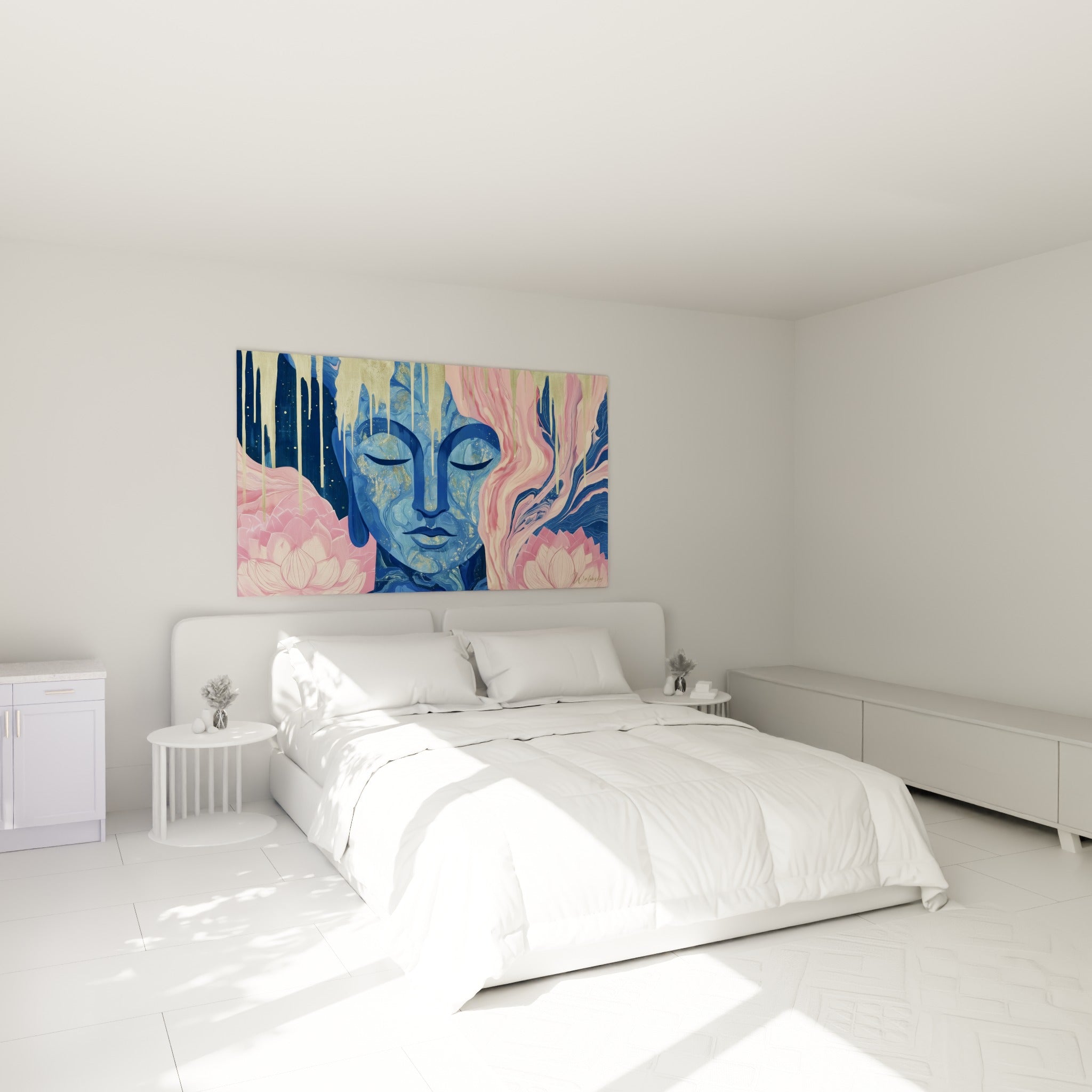 Visage de Bouddha bleu marine et lotus roses accroché au-dessus d'un lit dans une chambre claire