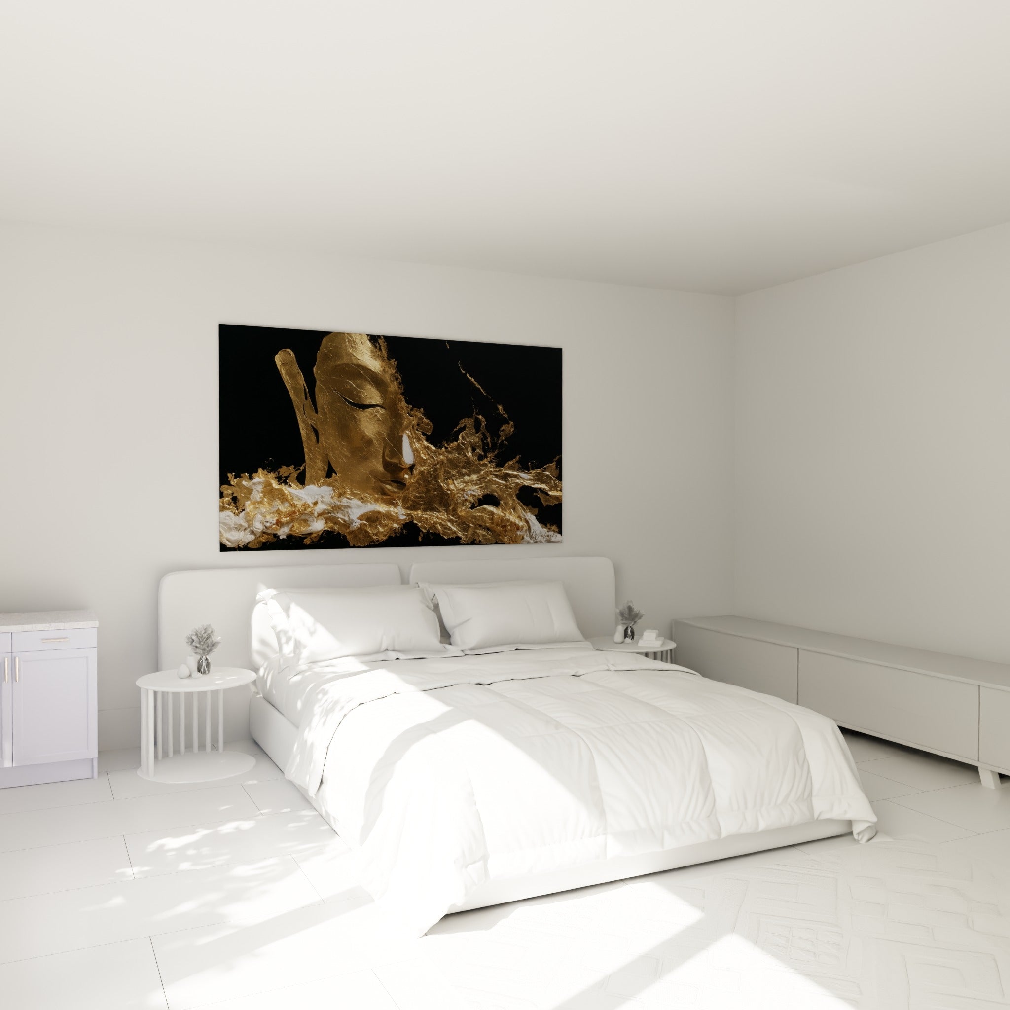 Visage doré du Bouddha aux traits paisibles surplombant un lit dans une chambre claire