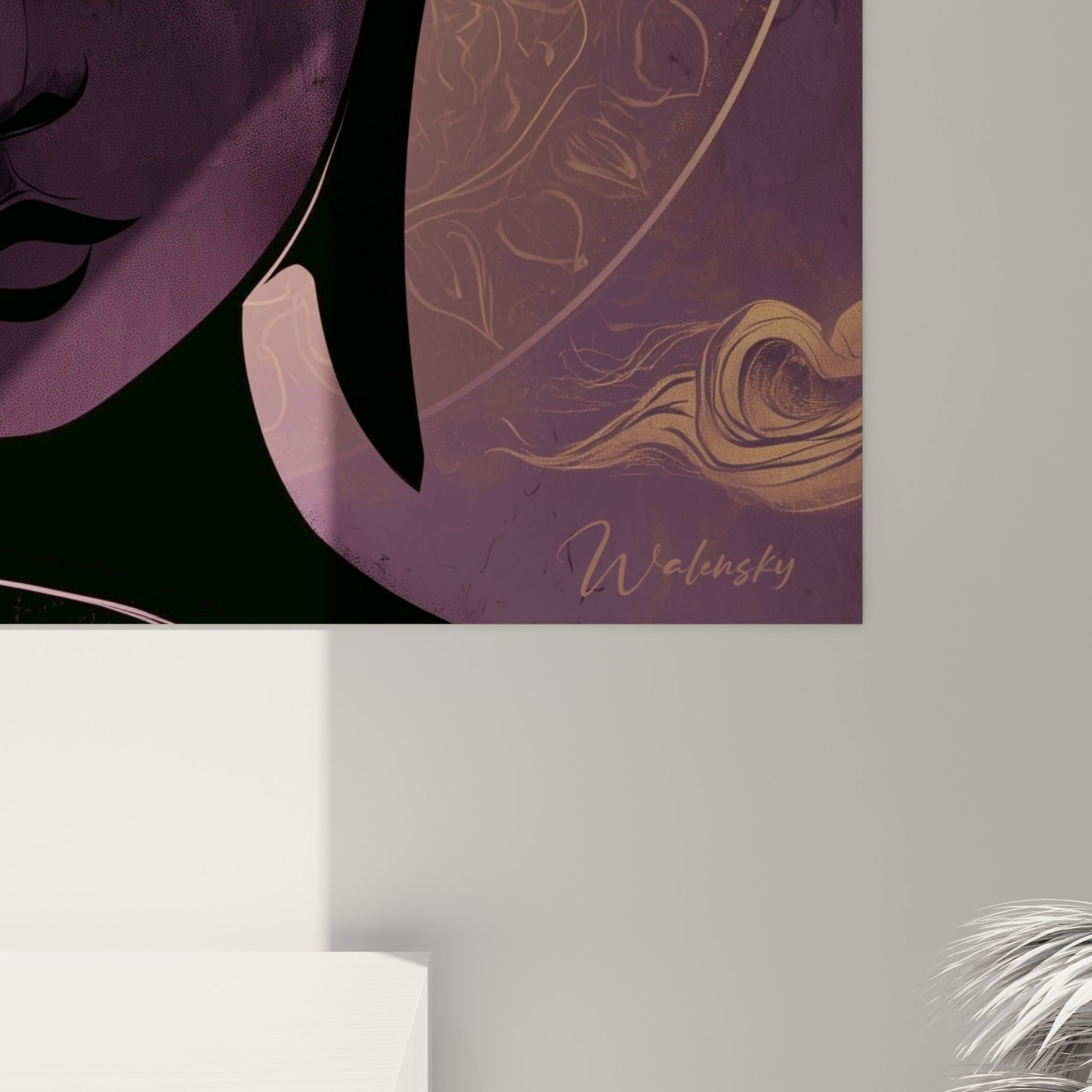 Détail des volutes dorées et du grain violet anthracite sur cette toile de Bouddha accrochée