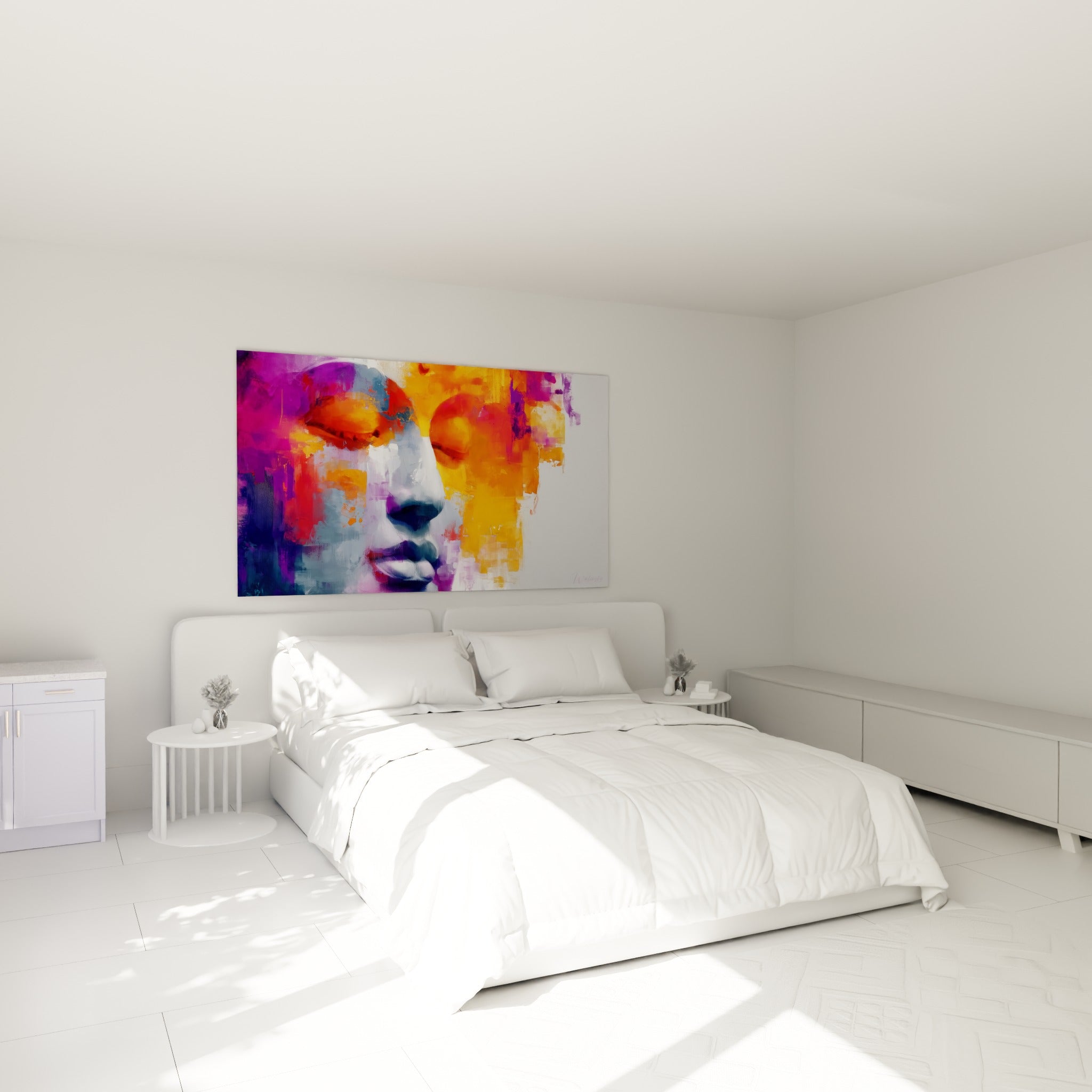 Visage de Bouddha gris et violet, expression sereine, au-dessus d'un lit dans une chambre claire
