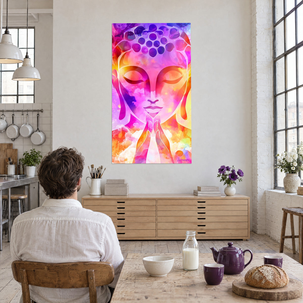 Quadro volto pacato con nuvole di rosa e ambra, un uomo di spalle seduto al tavolo davanti alla sua teiera, in un loft d'artista