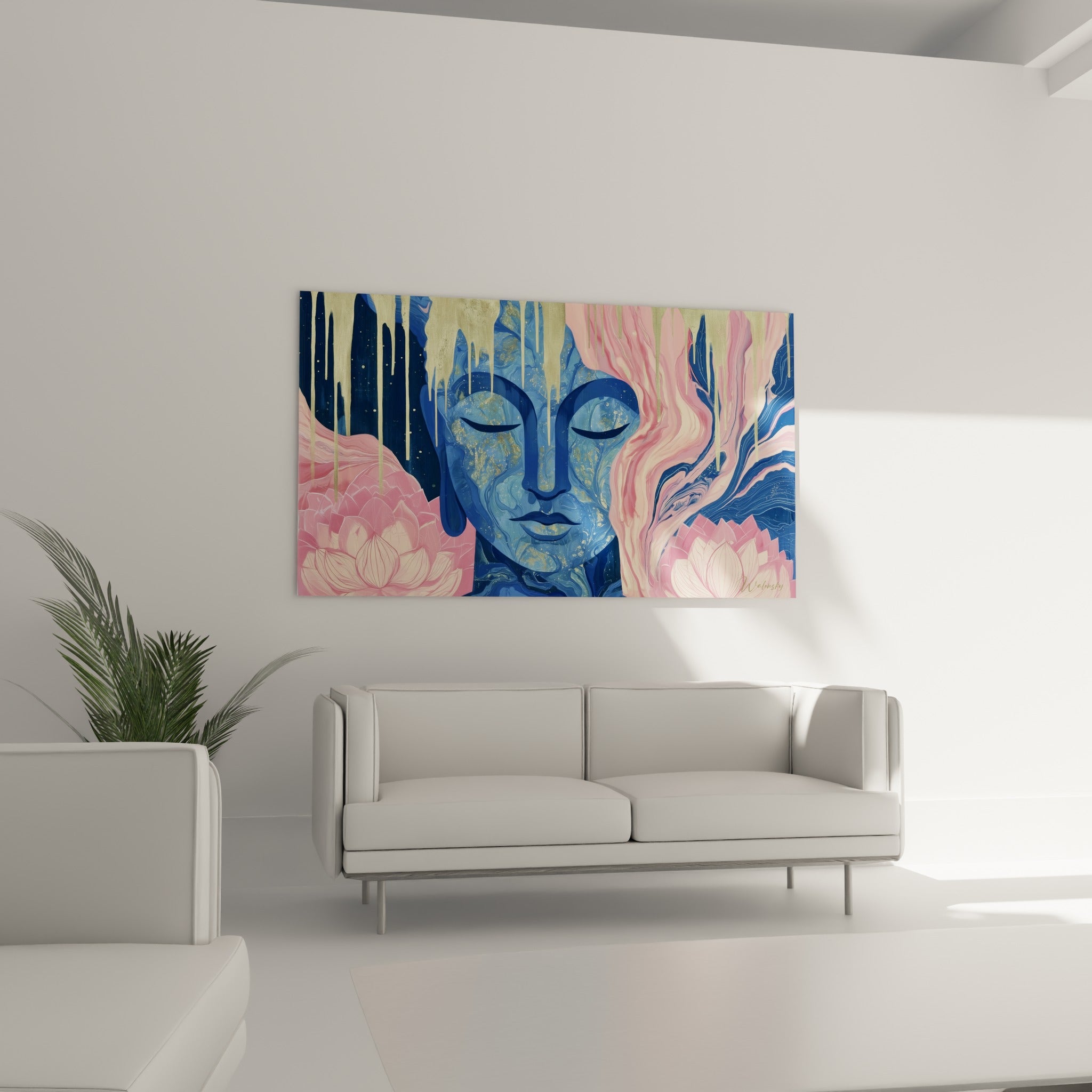 Bouddha aux teintes dorées et roses corail installé au-dessus d'un canapé dans un salon lumineux