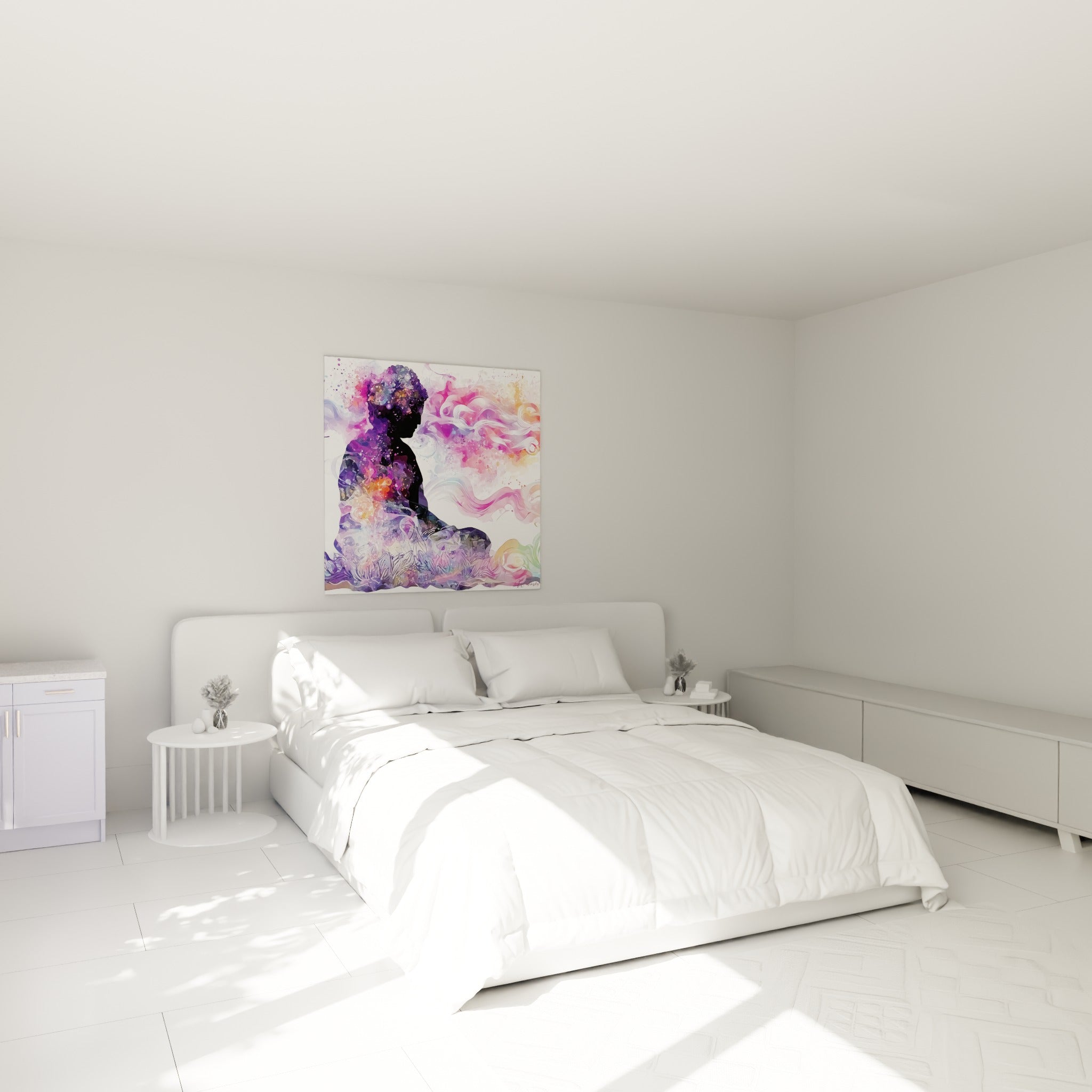 Silhouette de Bouddha violette et rose méditant, accrochée au-dessus d'un lit dans une chambre claire