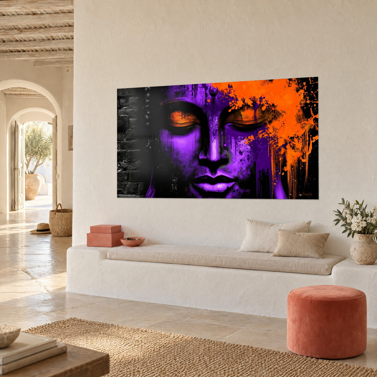 Schilderij serene mauve en oranje masker, zwarte bakstenen muur links, boven een witte bank gehangen