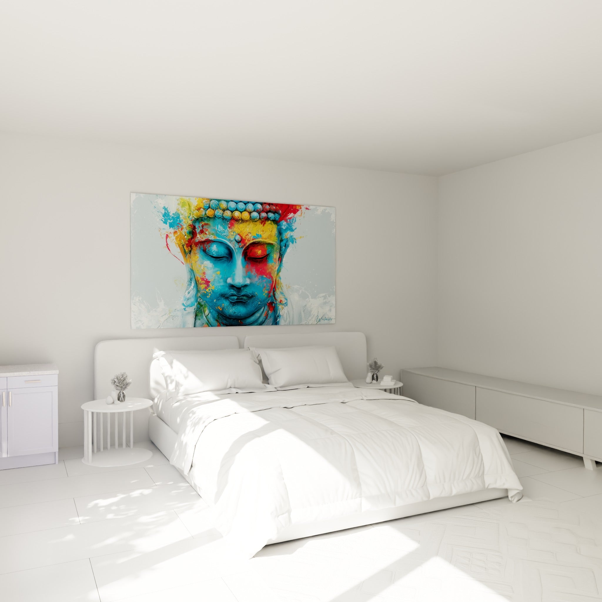 Bouddha bleu et rouge en pleine sérénité, accroché au-dessus d'un lit dans une chambre claire