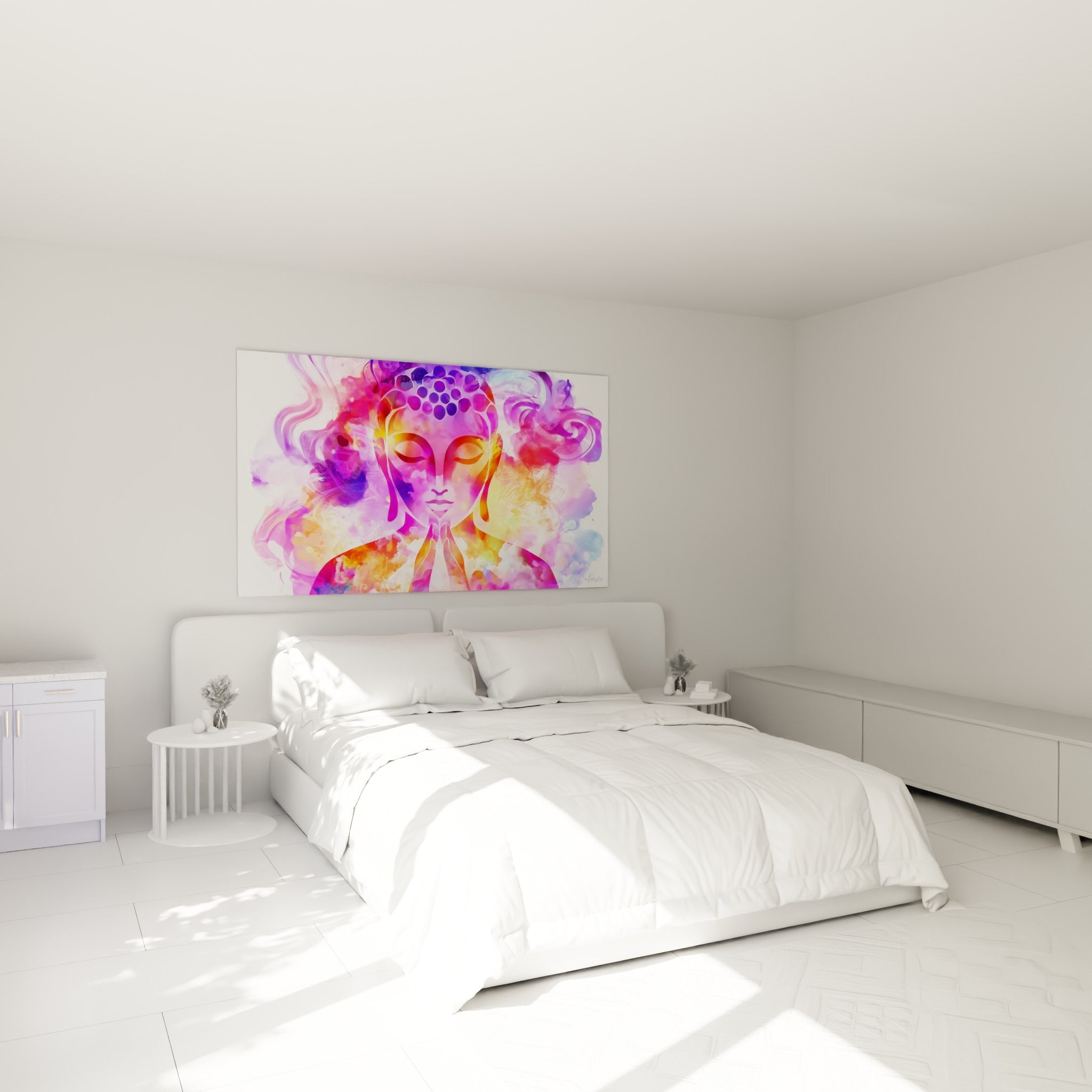 Visage de Bouddha rose et violet en méditation, accroché au-dessus d'un lit dans une chambre claire