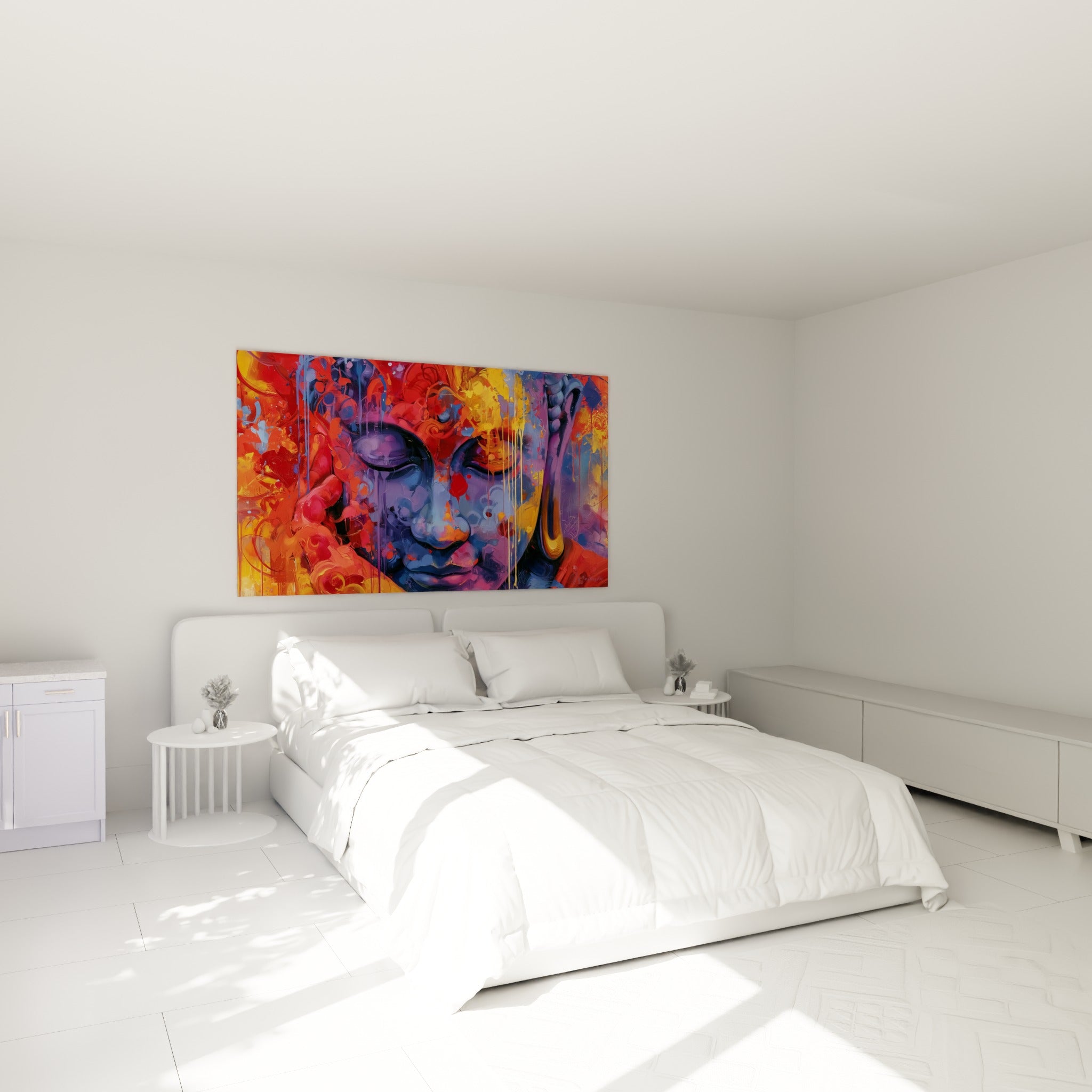 Sérénité du Bouddha bleu et rouge, visage méditatif au-dessus d'un lit dans une chambre claire