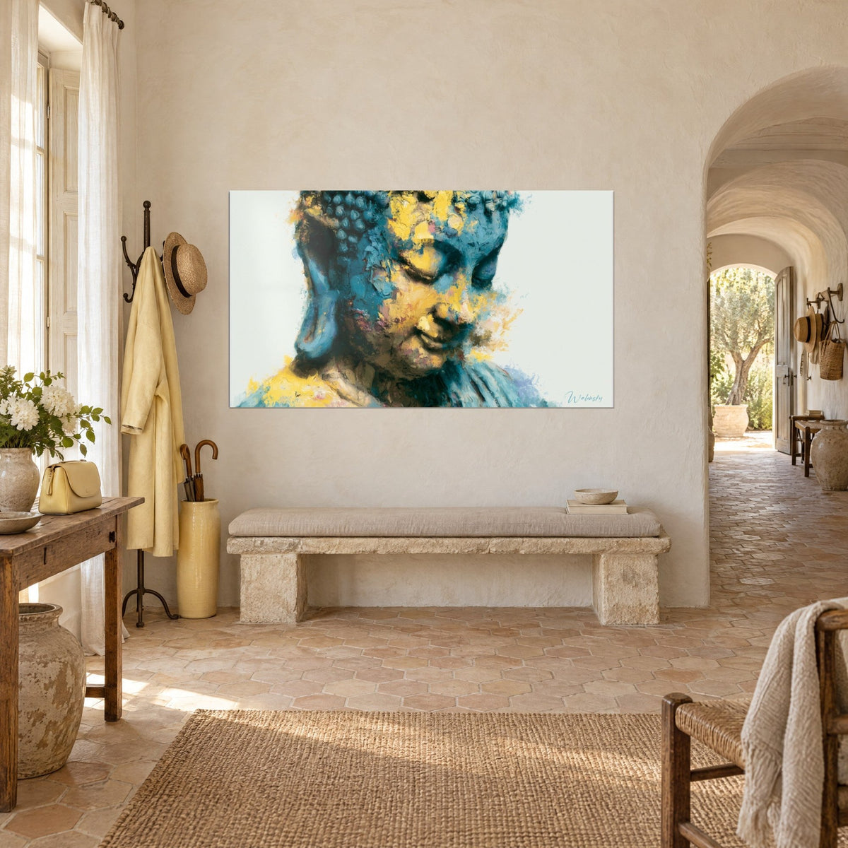 Quadro statua serena dallo sguardo abbassato, pennellate di verde petrolio e oro schizzate, parete color crema e arco di pietra, casale provenzale