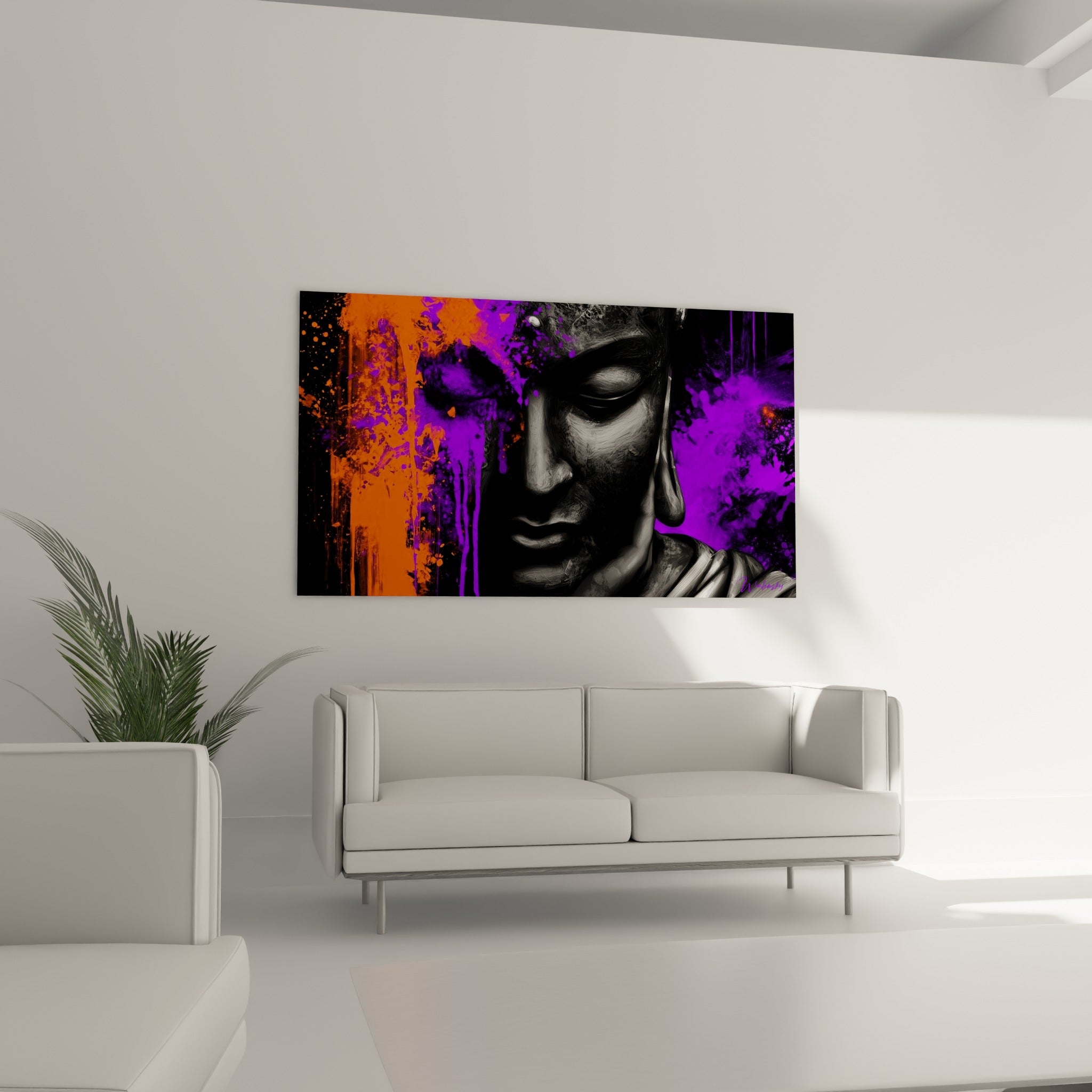 Visage de Bouddha gris traversé de peinture orange et violette, au-dessus d'un canapé dans un salon lumineux