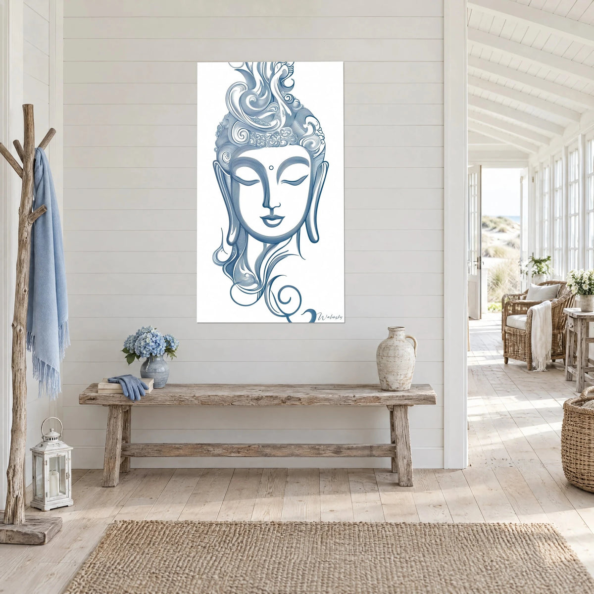 Tableau effigie sereine de Bouddha en lignes bleu marine sur fond blanc, lèvres closes, posée sur un mur de lattes d'un séjour côtier