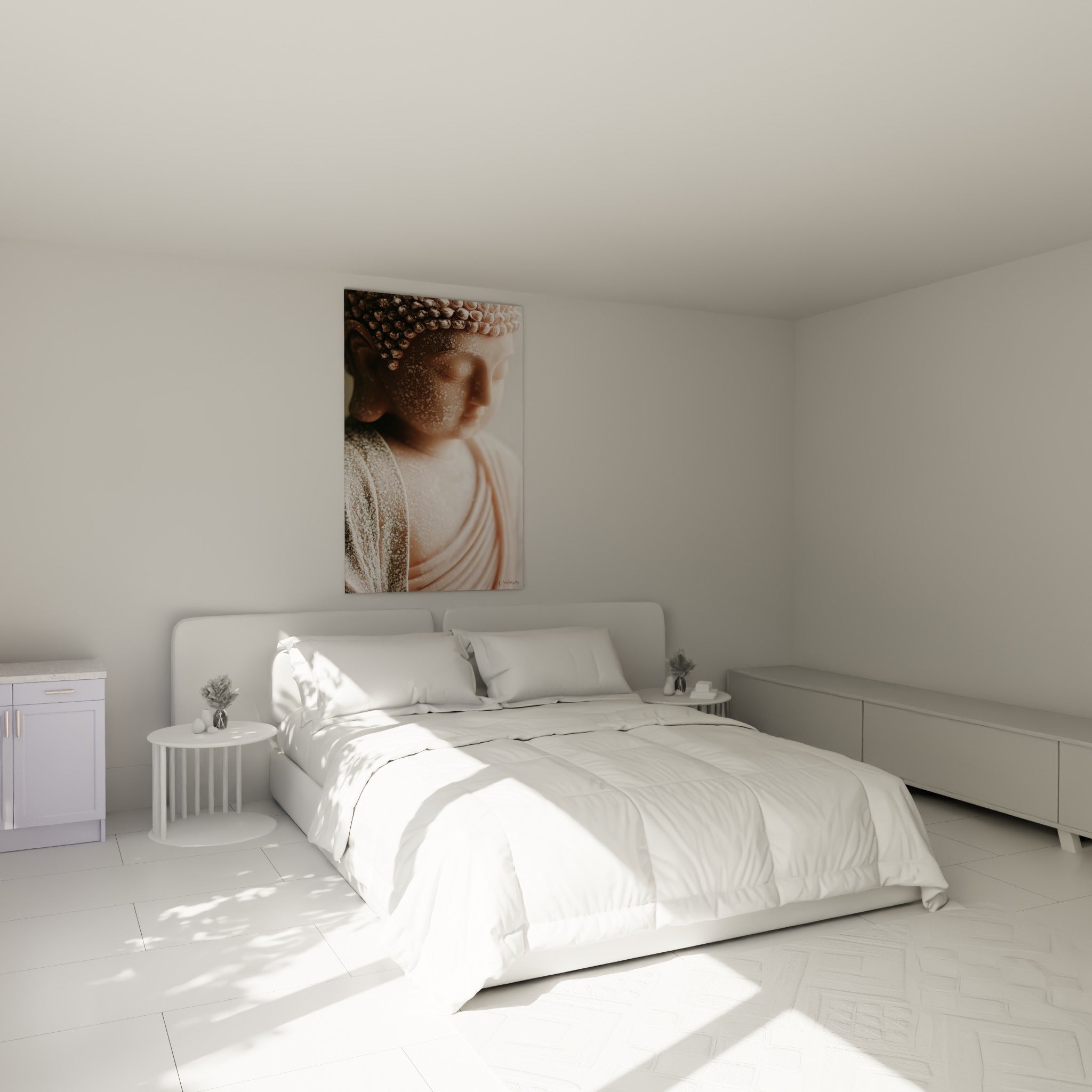Visage serein de Bouddha rose poudré et beige, accroché au-dessus d'un lit dans une chambre claire