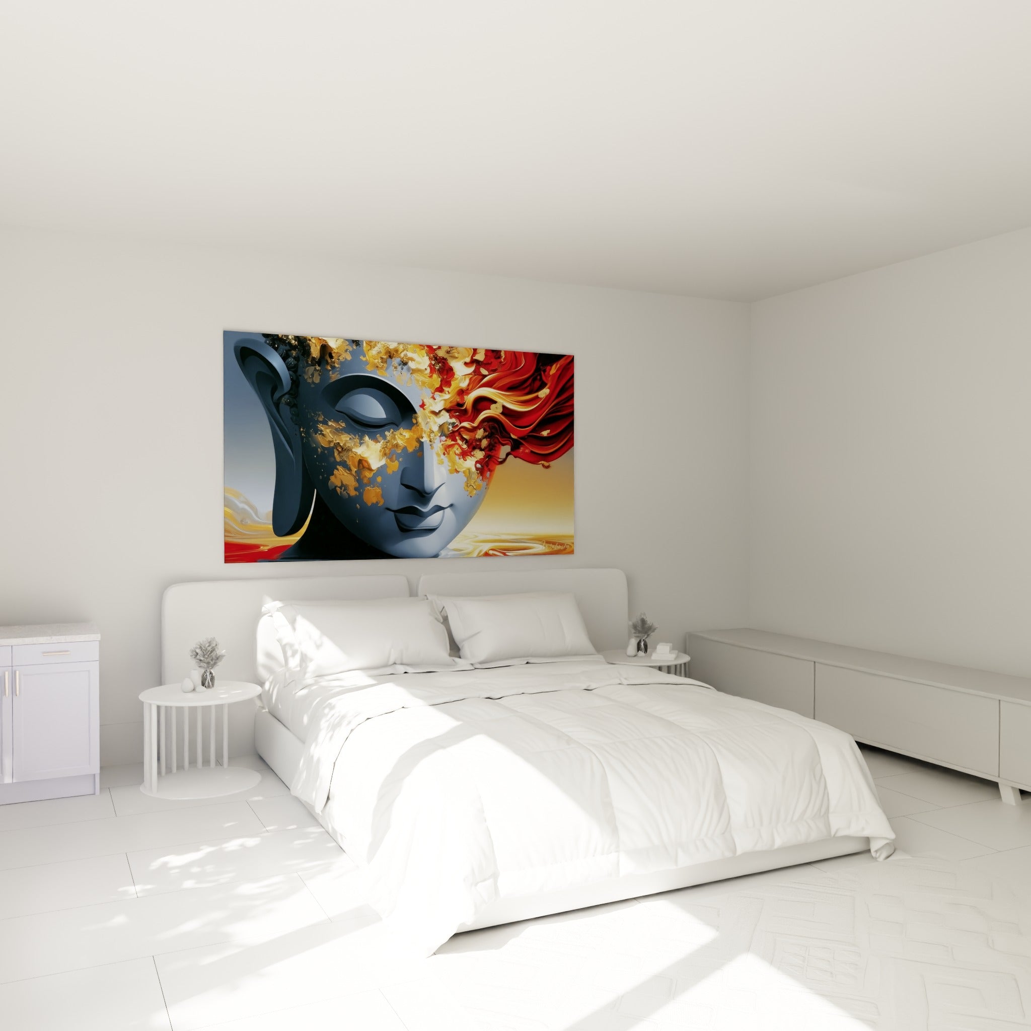 Visage serein du Bouddha bleu et or accroché au-dessus d'un lit dans une chambre claire