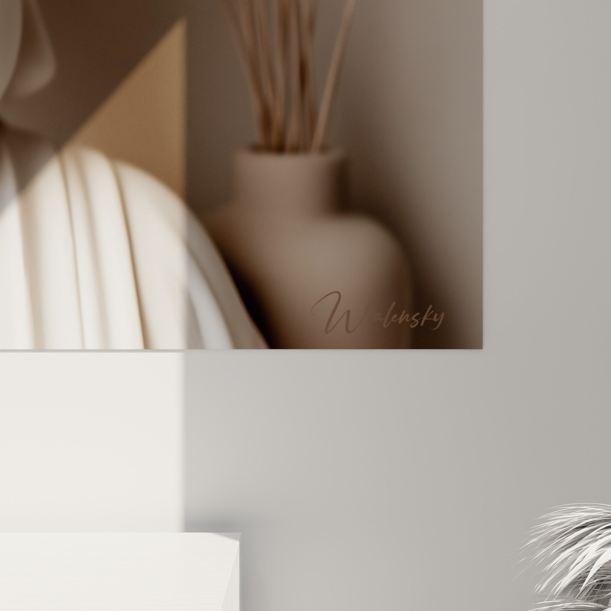Détail de la matière blanche et beige du tableau Bouddha, textures florales et grain visible